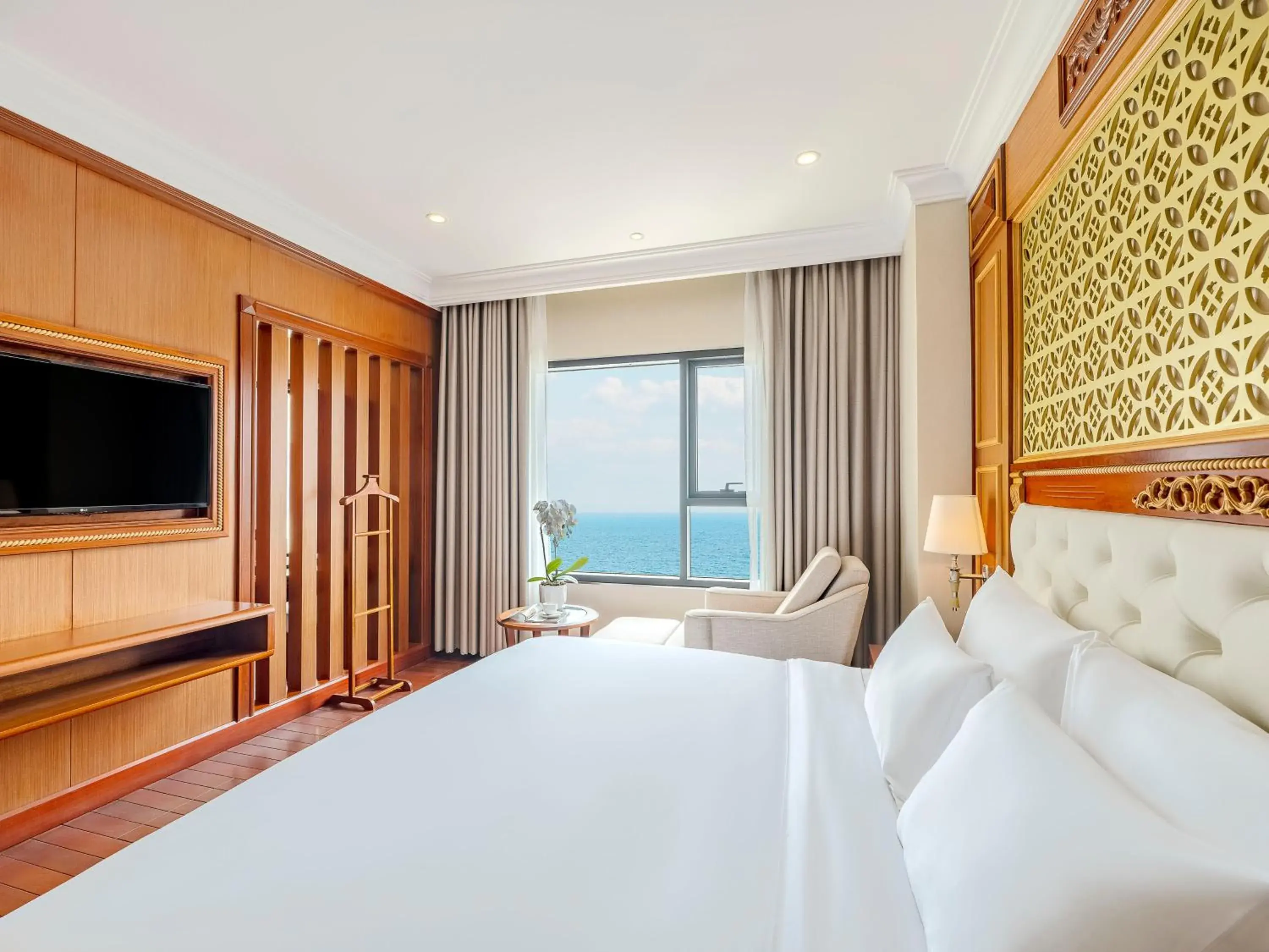 Executive Suite - Ocean Front in DLG Hotel Danang Executive Suite - Ocean Front in DLG Hotel Danang