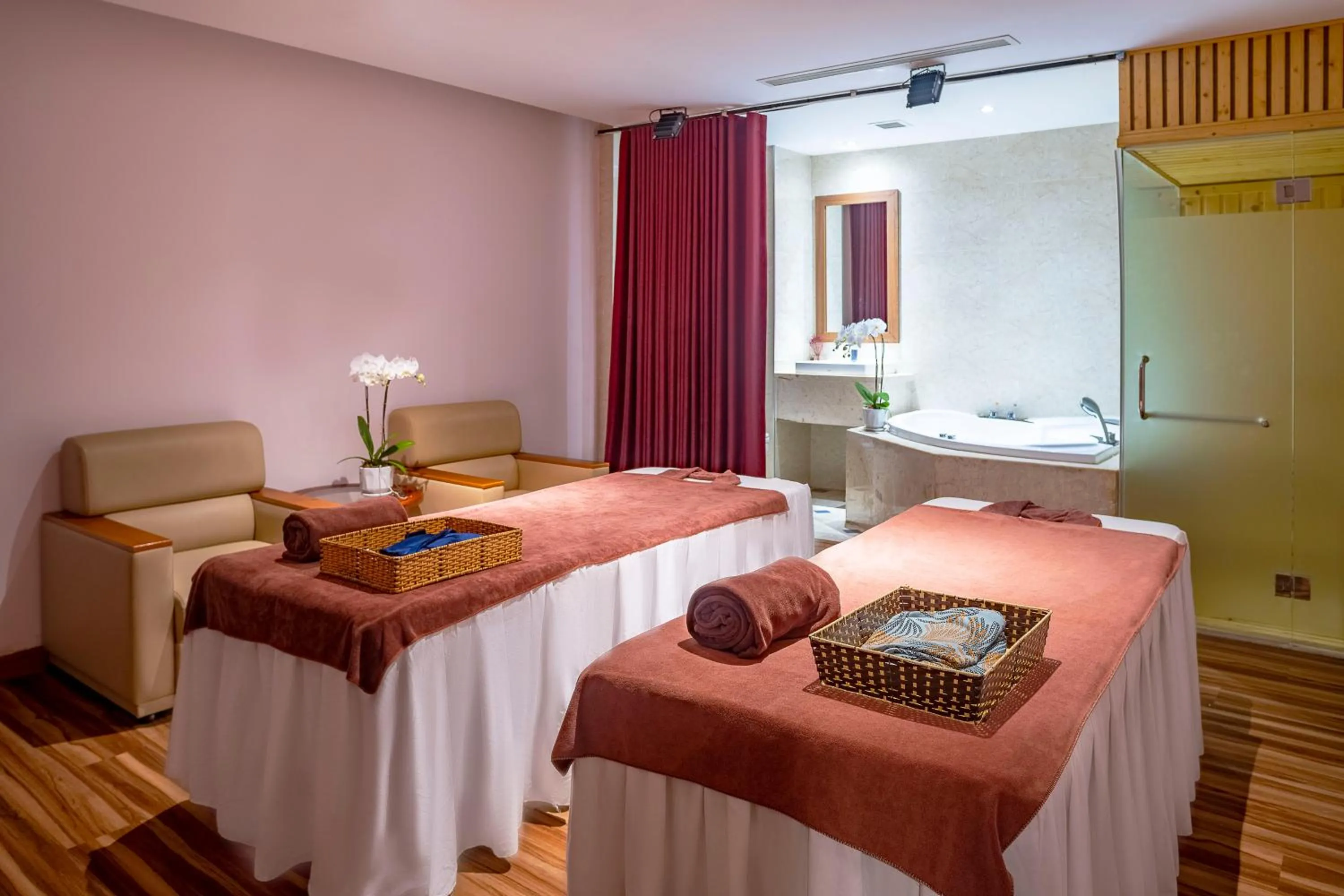 Spa and wellness centre/facilities, Bed in DLG Hotel Danang