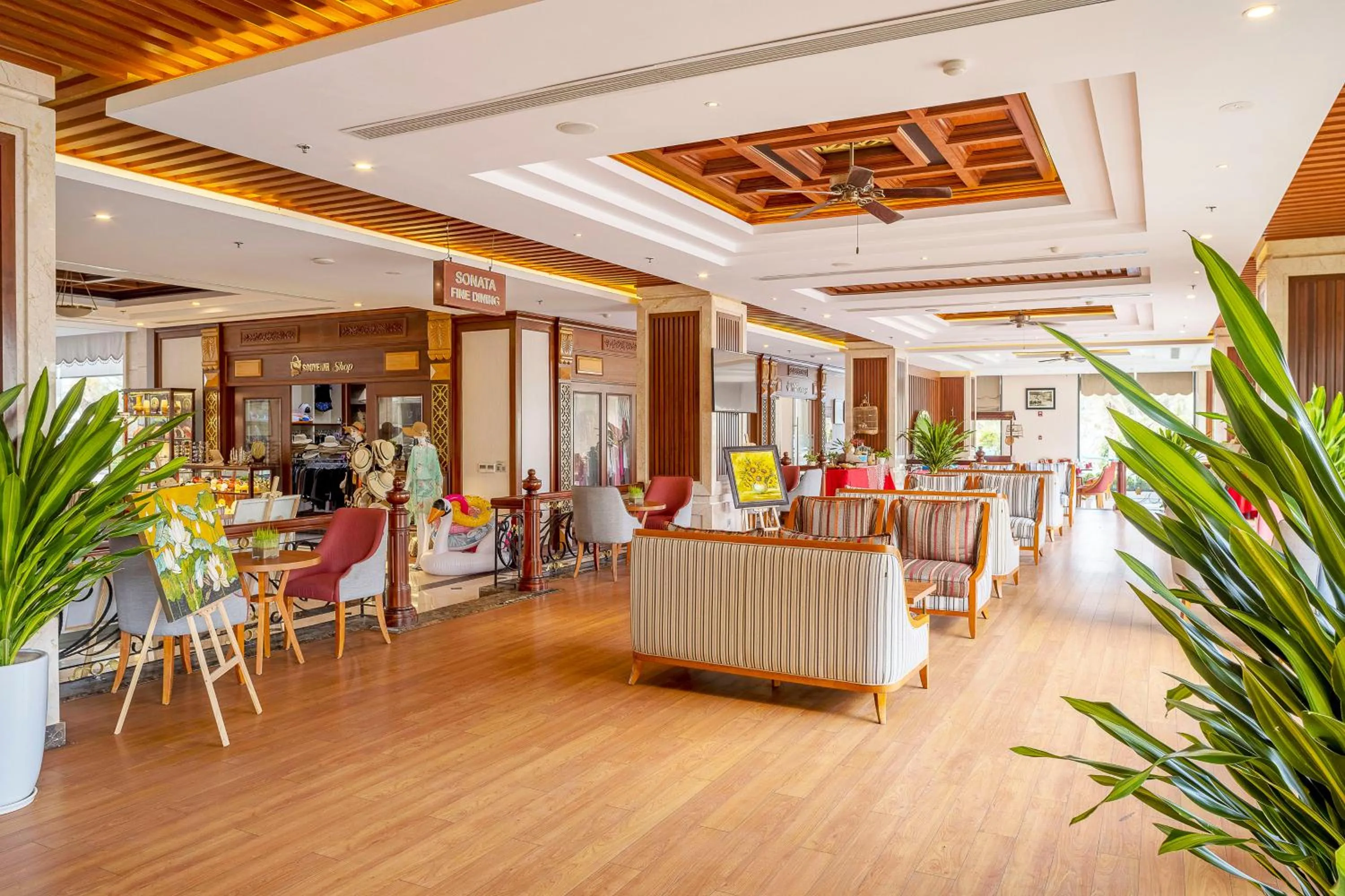 Lounge or bar in DLG Hotel Danang