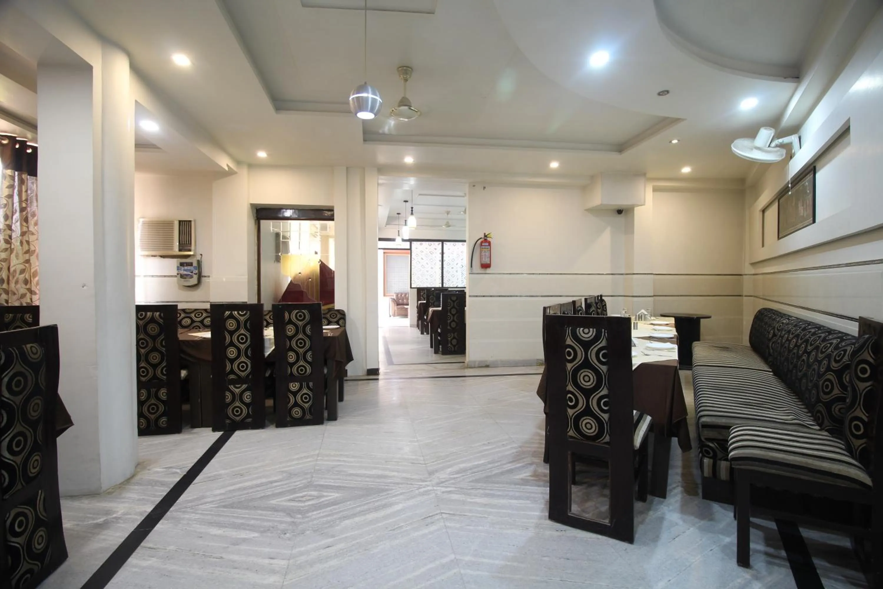 Restaurant/places to eat in FabExpress Alpine