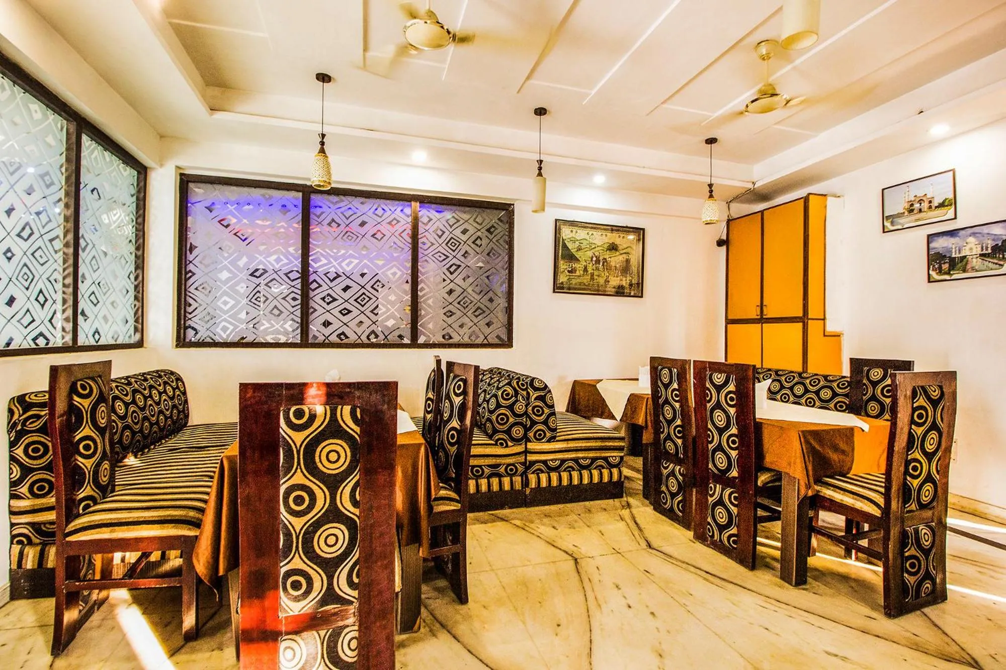 Restaurant/places to eat in FabExpress Alpine