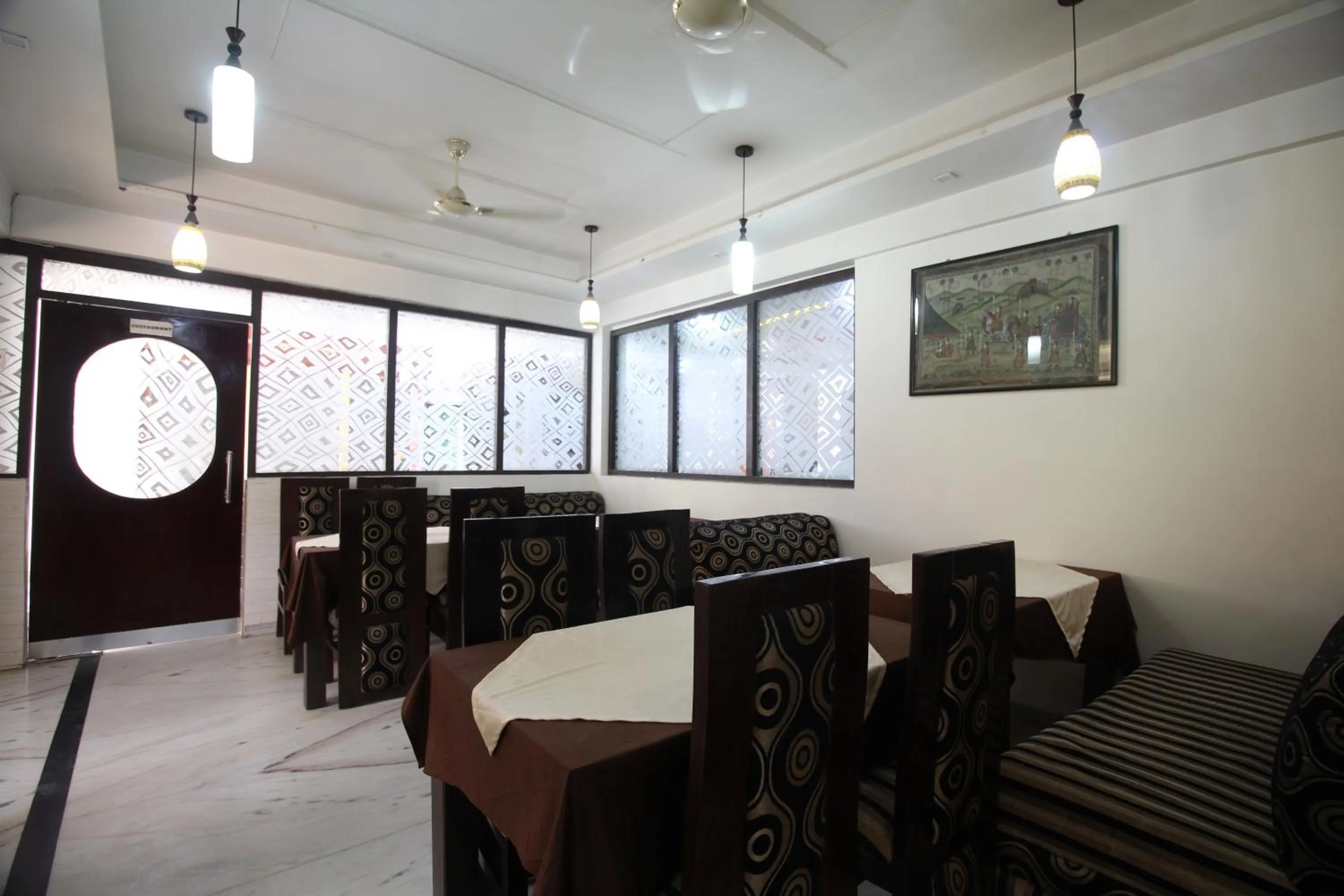 Restaurant/places to eat in FabExpress Alpine