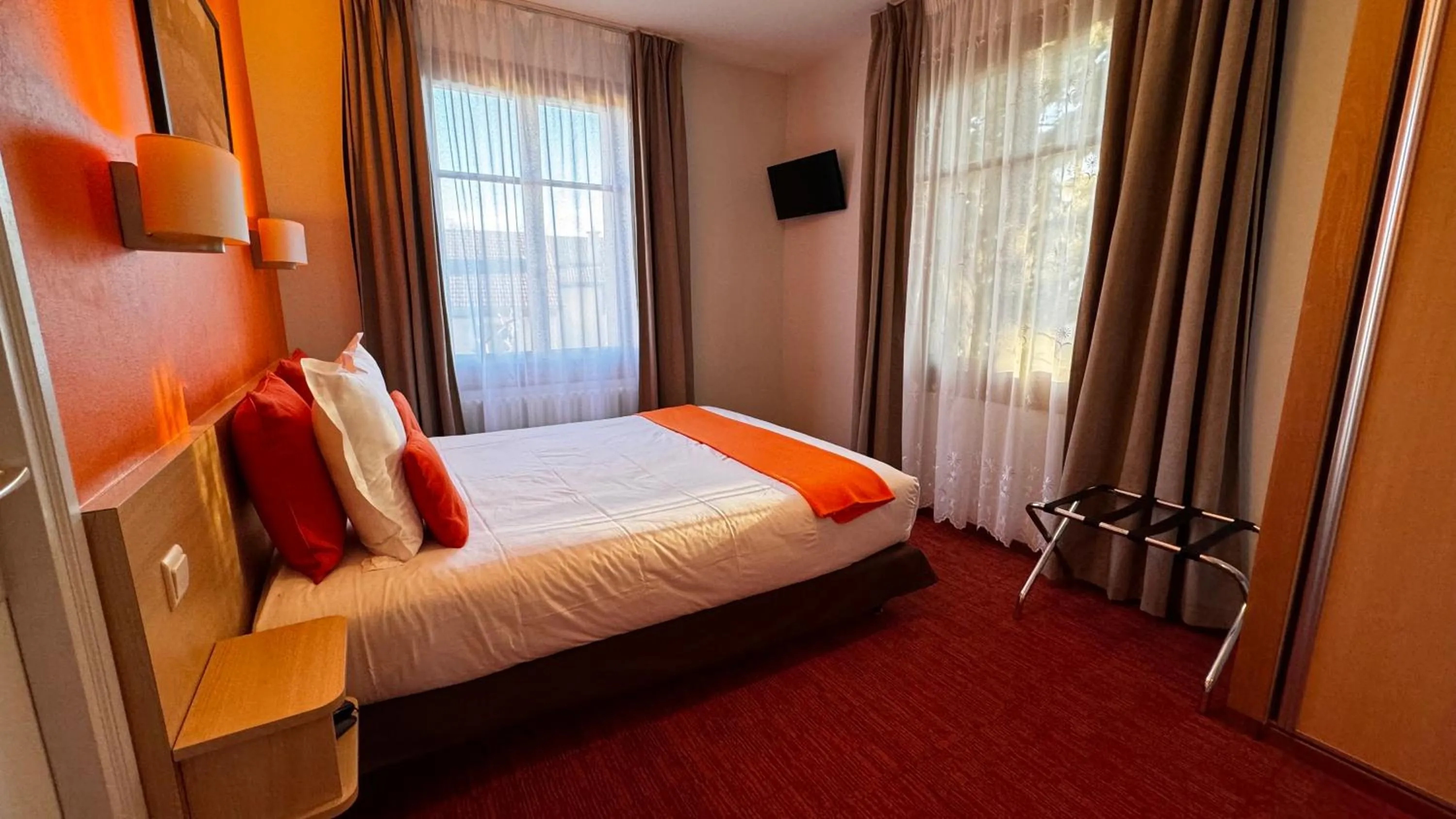 Bed in La Terrasse Fleurie, Logis, Hôtel et Restaurant