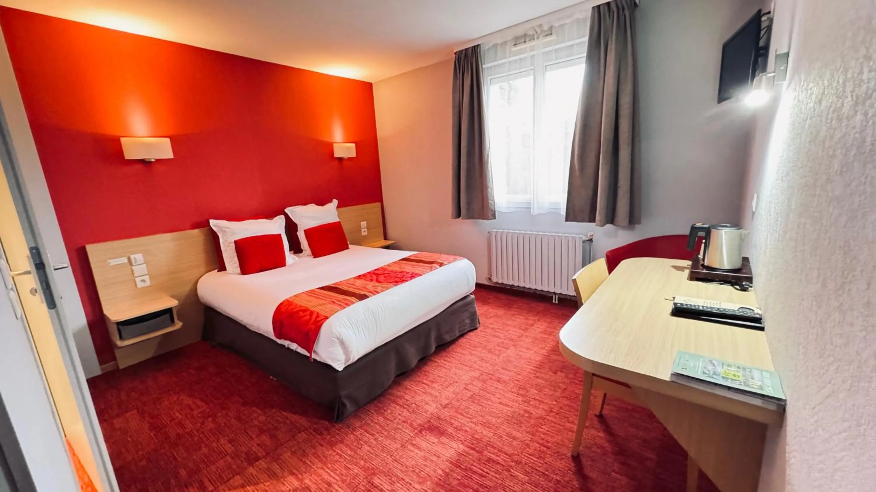 Bed in La Terrasse Fleurie, Logis, Hôtel et Restaurant