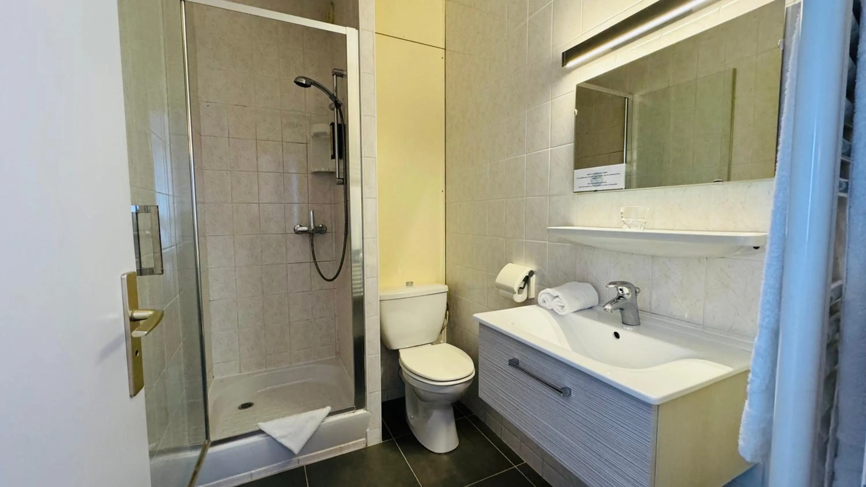 Shower in La Terrasse Fleurie, Logis, Hôtel et Restaurant