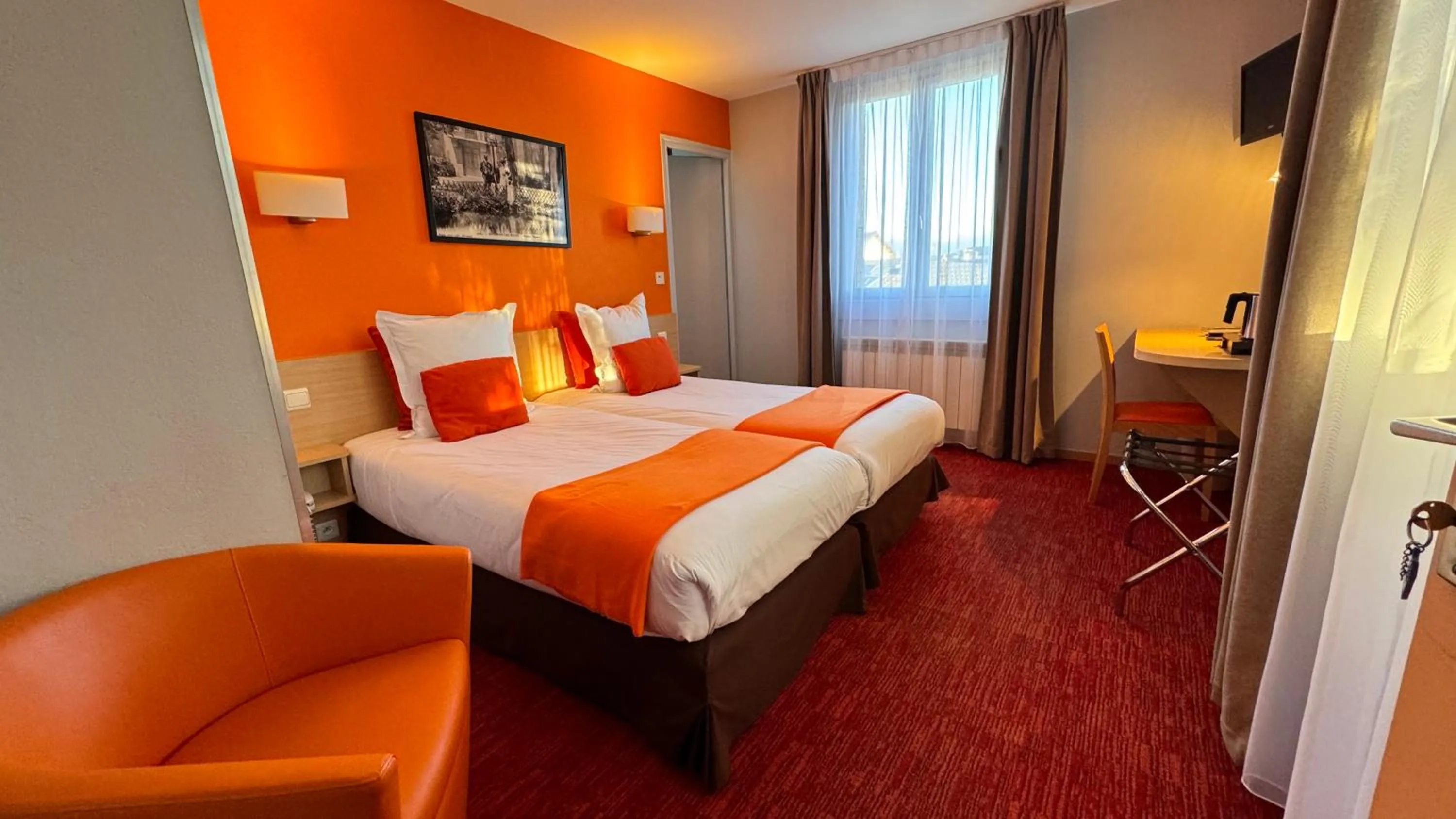 Bed in La Terrasse Fleurie, Logis, Hôtel et Restaurant