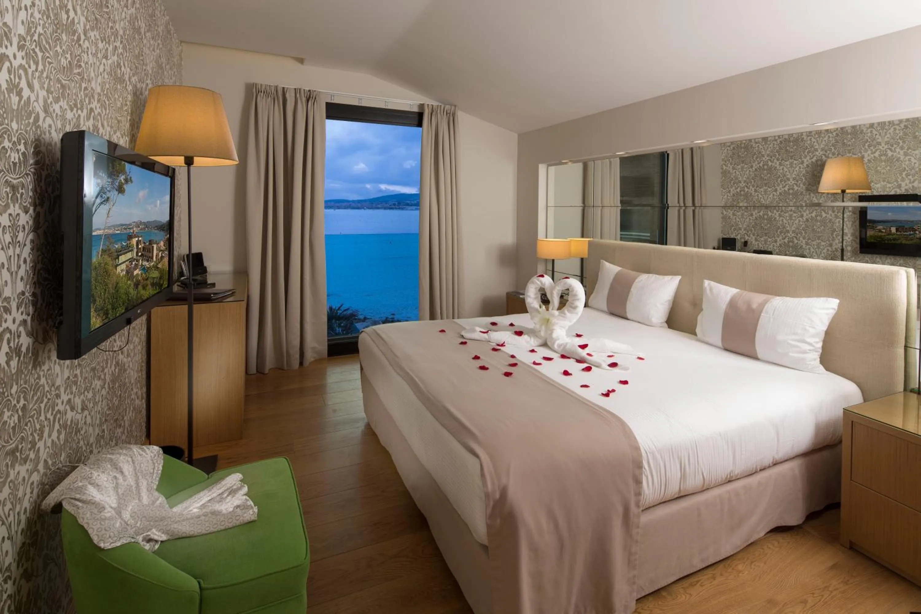 Night, Bed in Hostellerie La Farandole