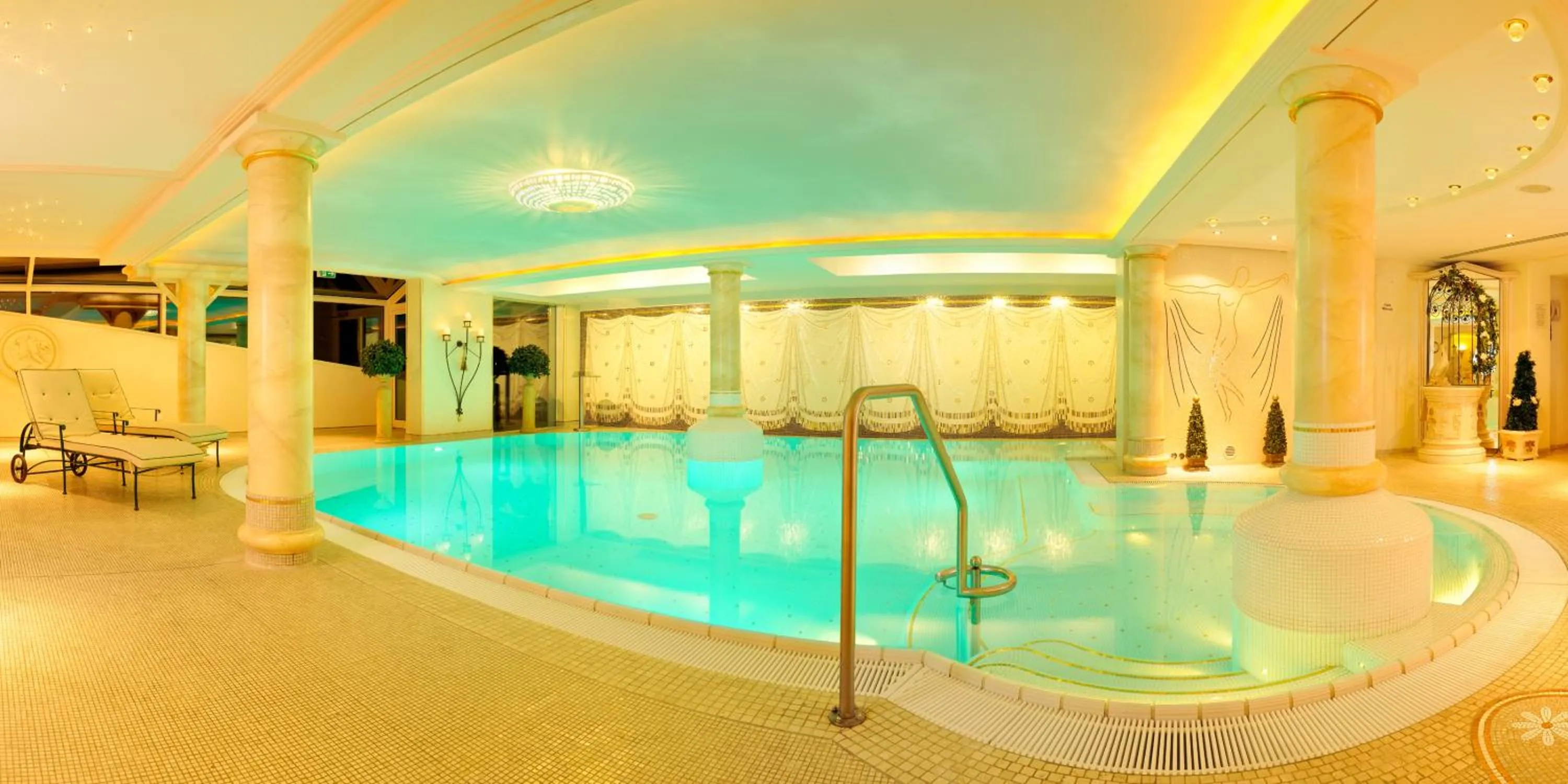 Swimming pool in Hotel Almhof Rupp