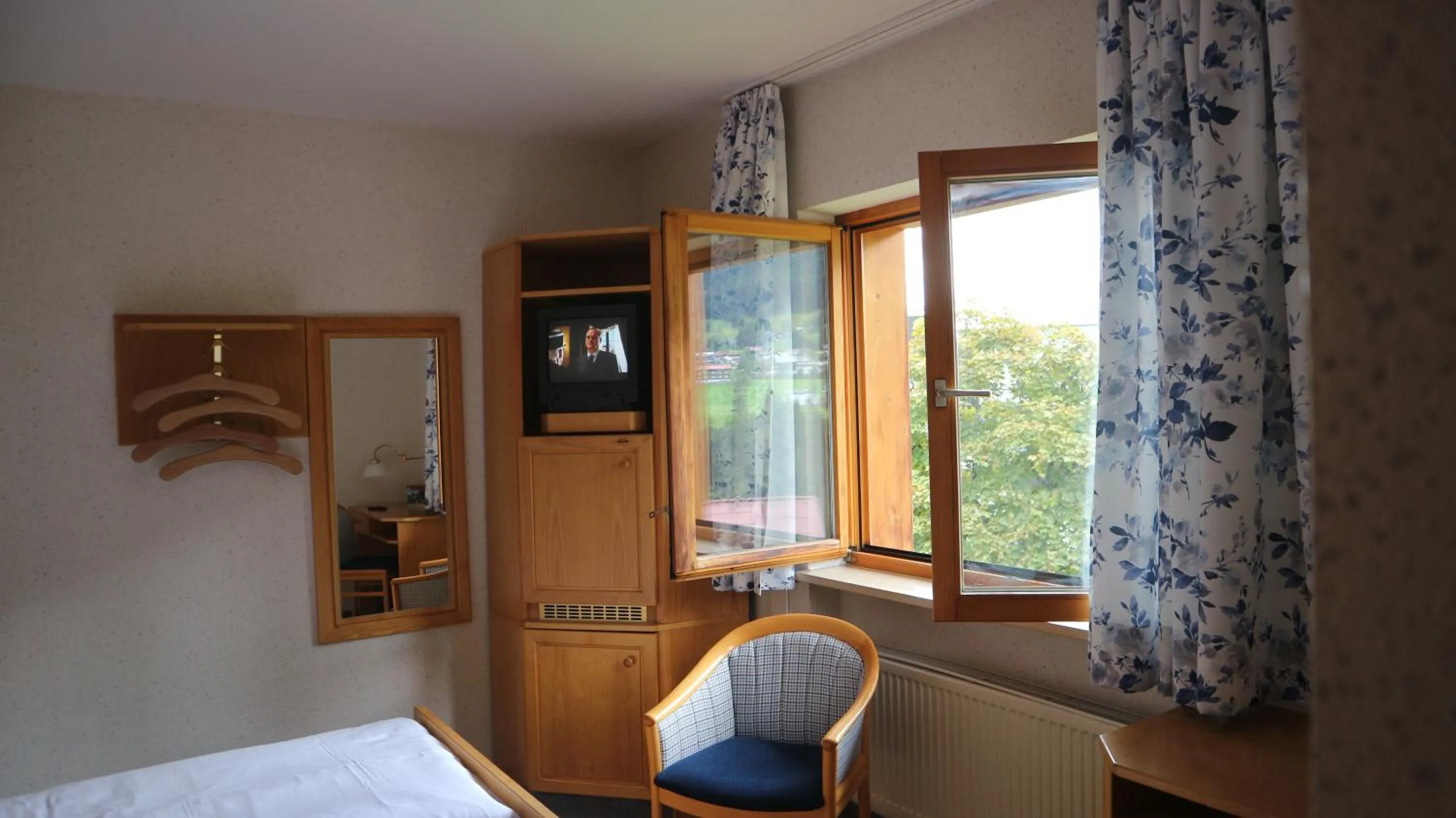 Photo of the whole room, Bed in Hotel Bellevue