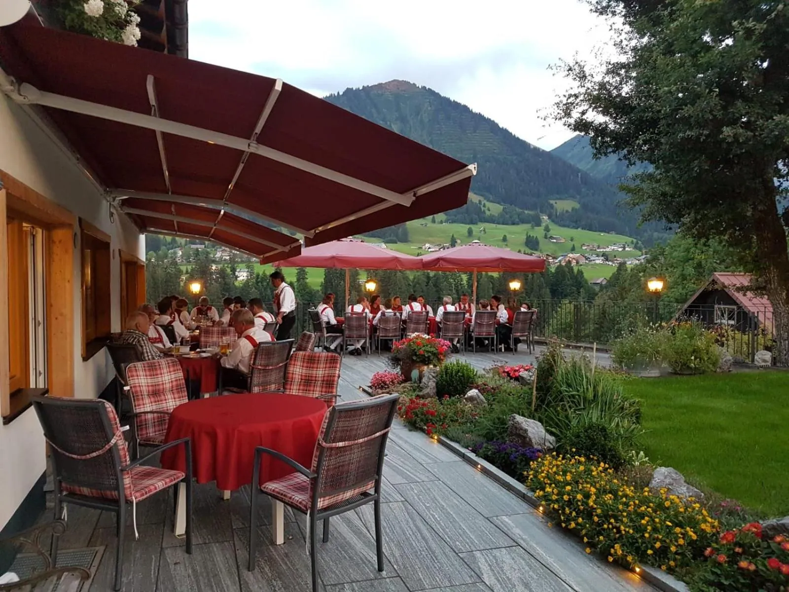 Restaurant/places to eat in Hotel Bellevue