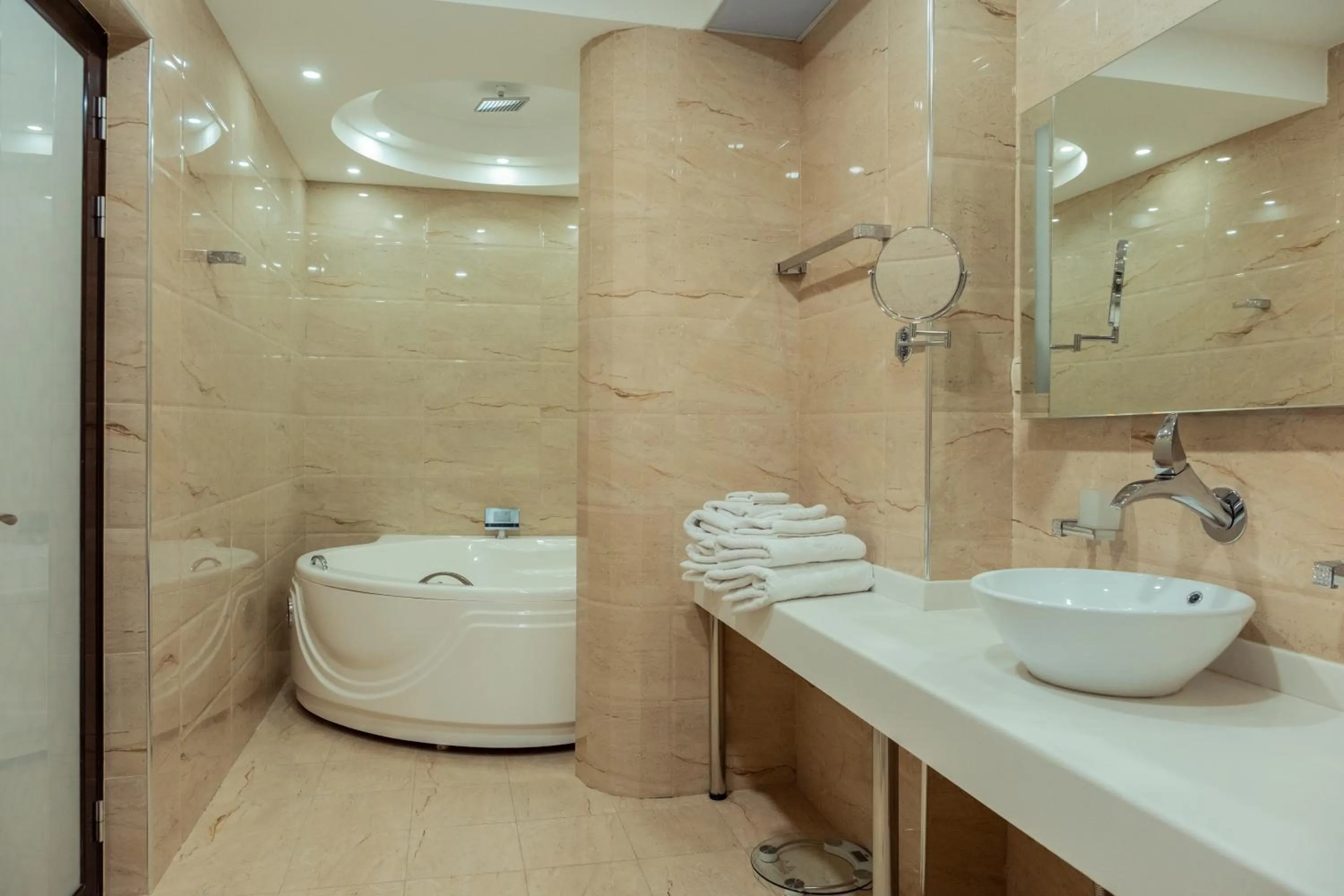 Hot Tub in DiliMah Premium Luxury