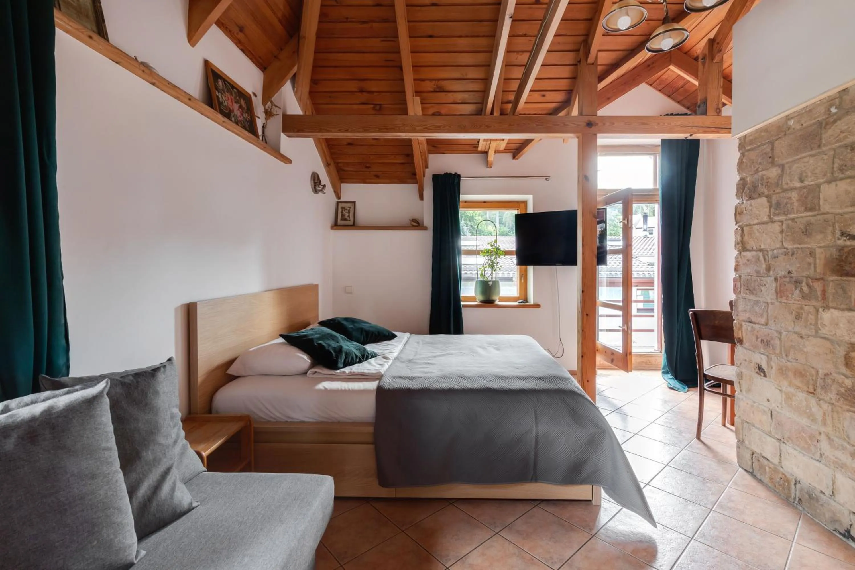 Photo of the whole room, Bed in House of Sun