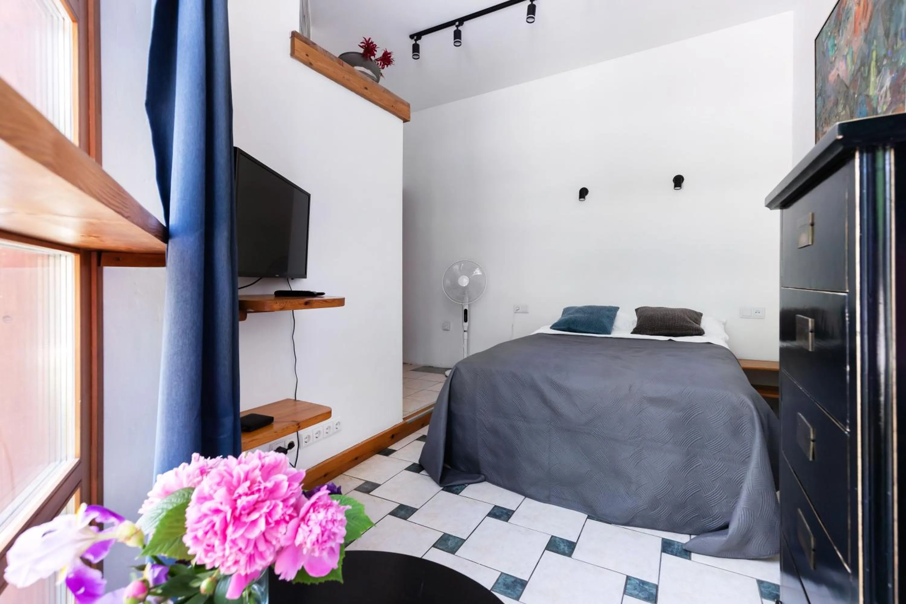 Photo of the whole room, Bed in House of Sun