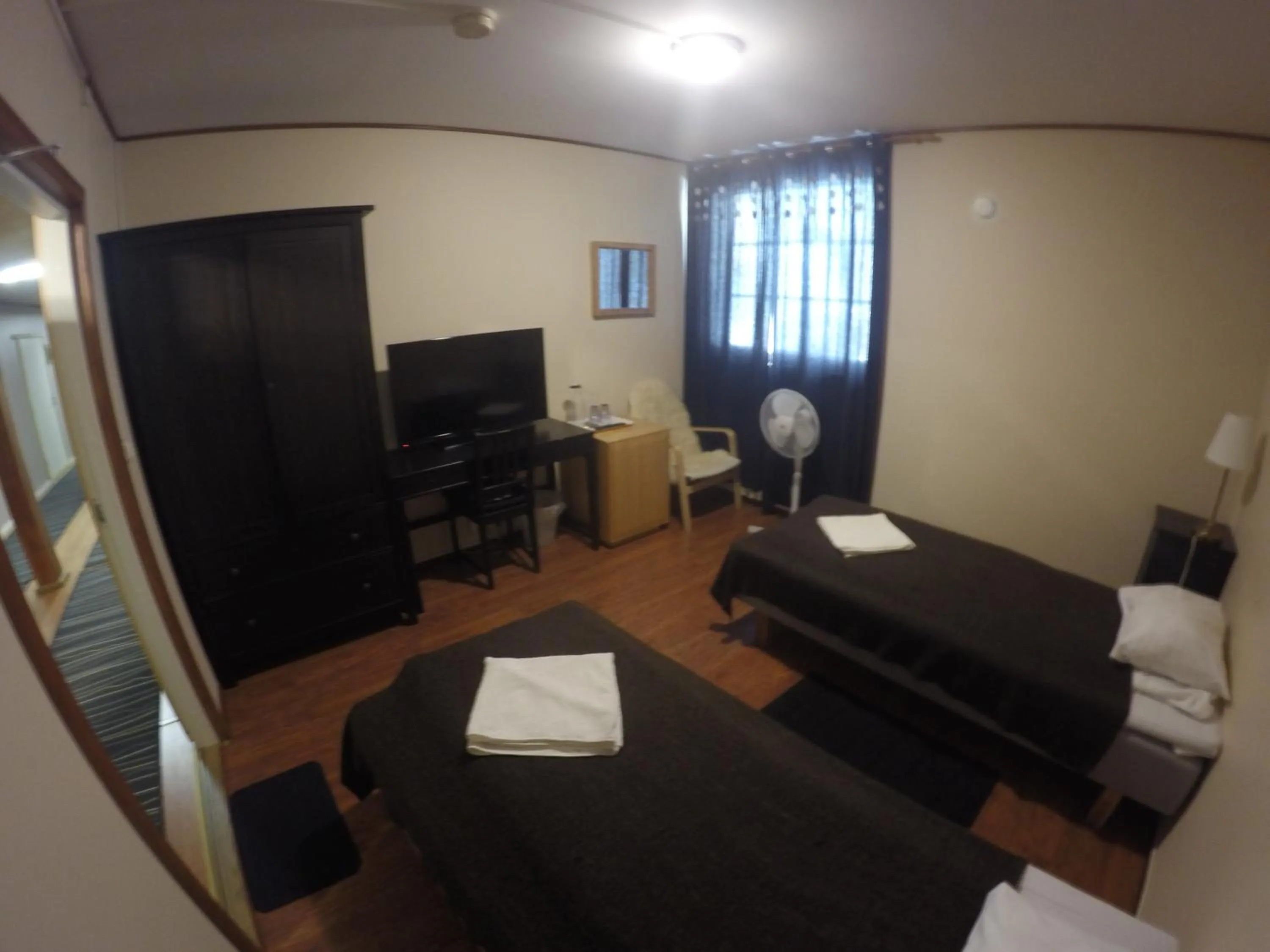 Bedroom, Bed in Viking Motel