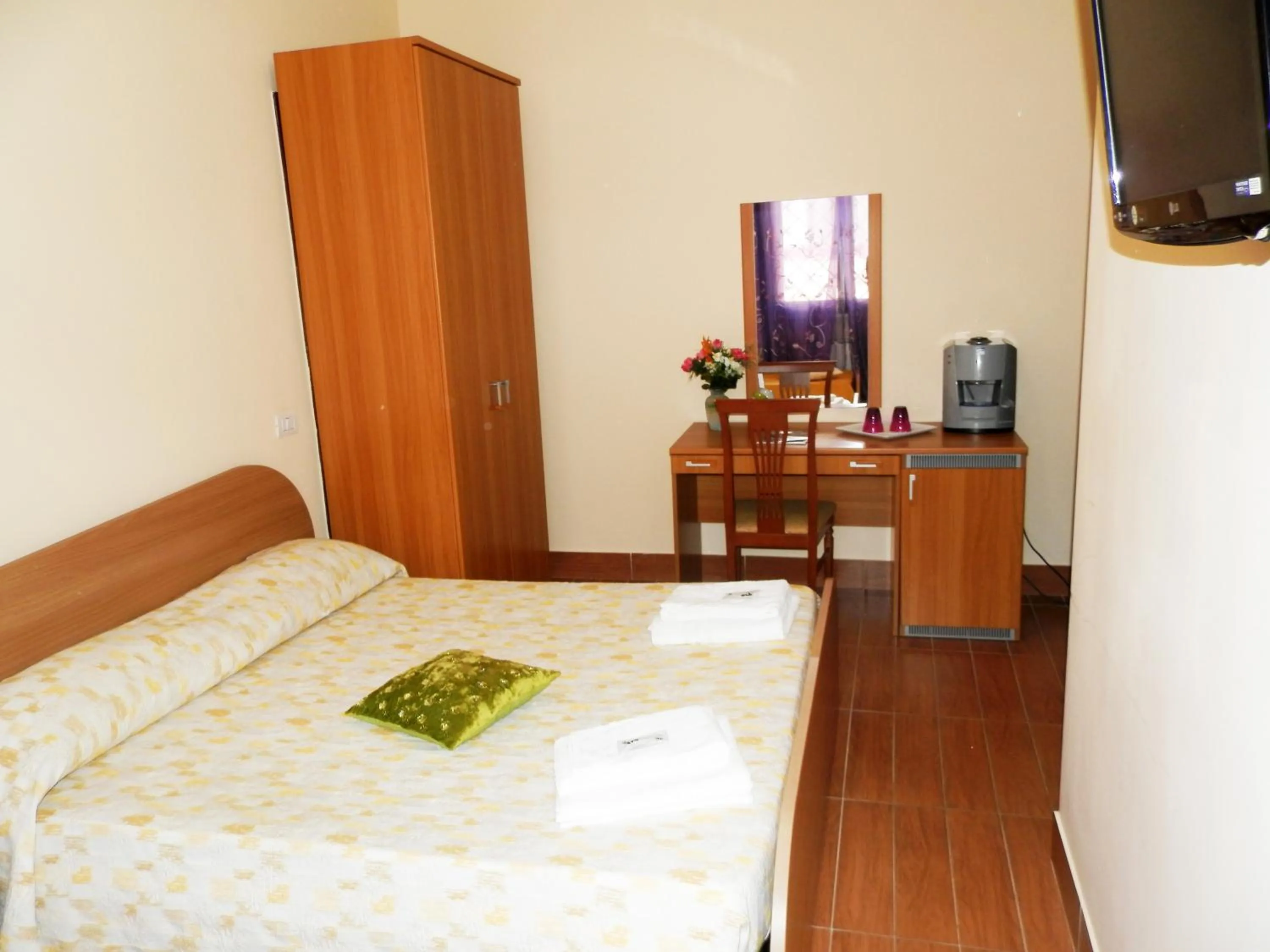 Photo of the whole room, Bed in Luana Inn Holiday