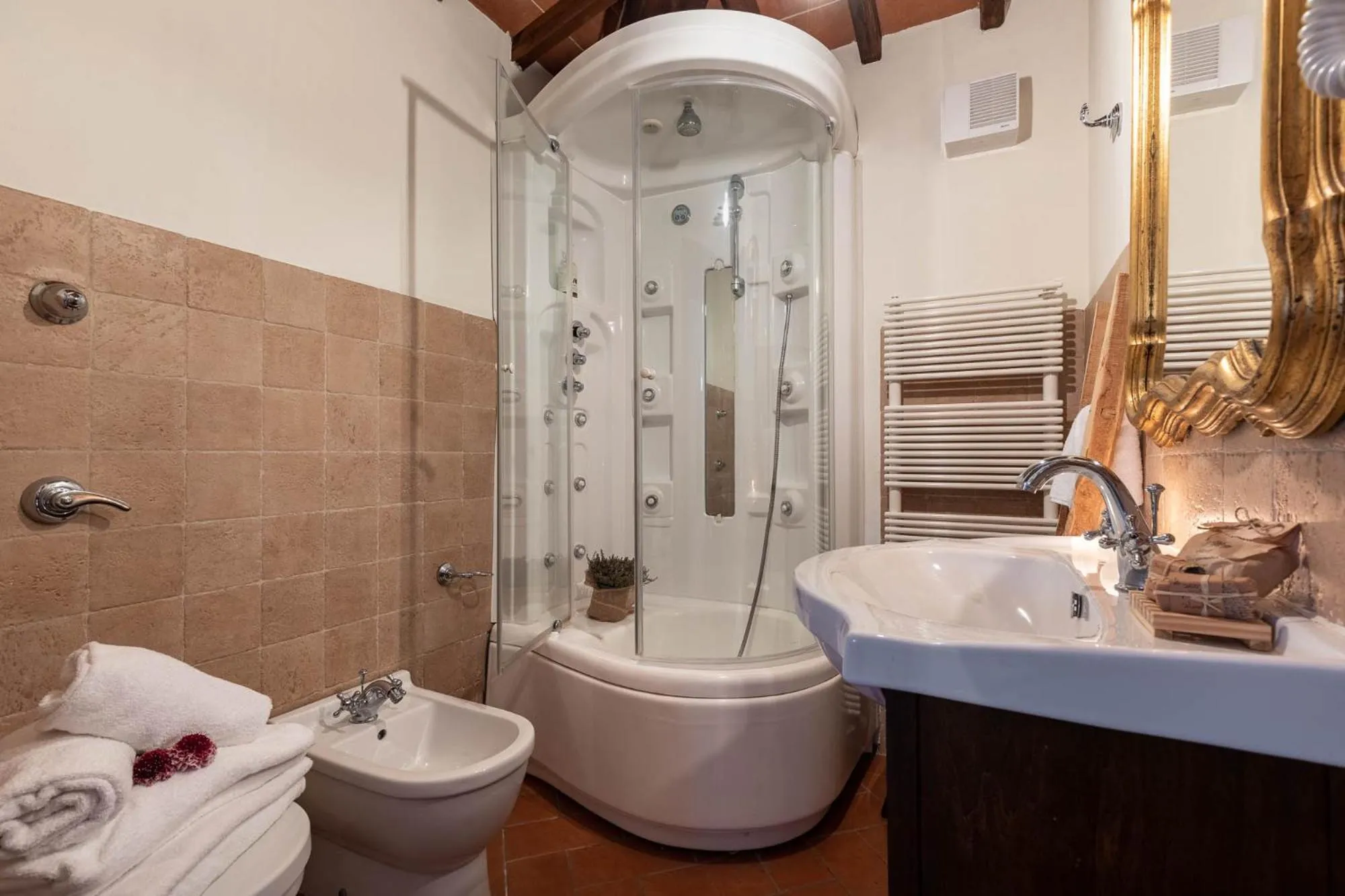 Shower in DormiVeglia B&B