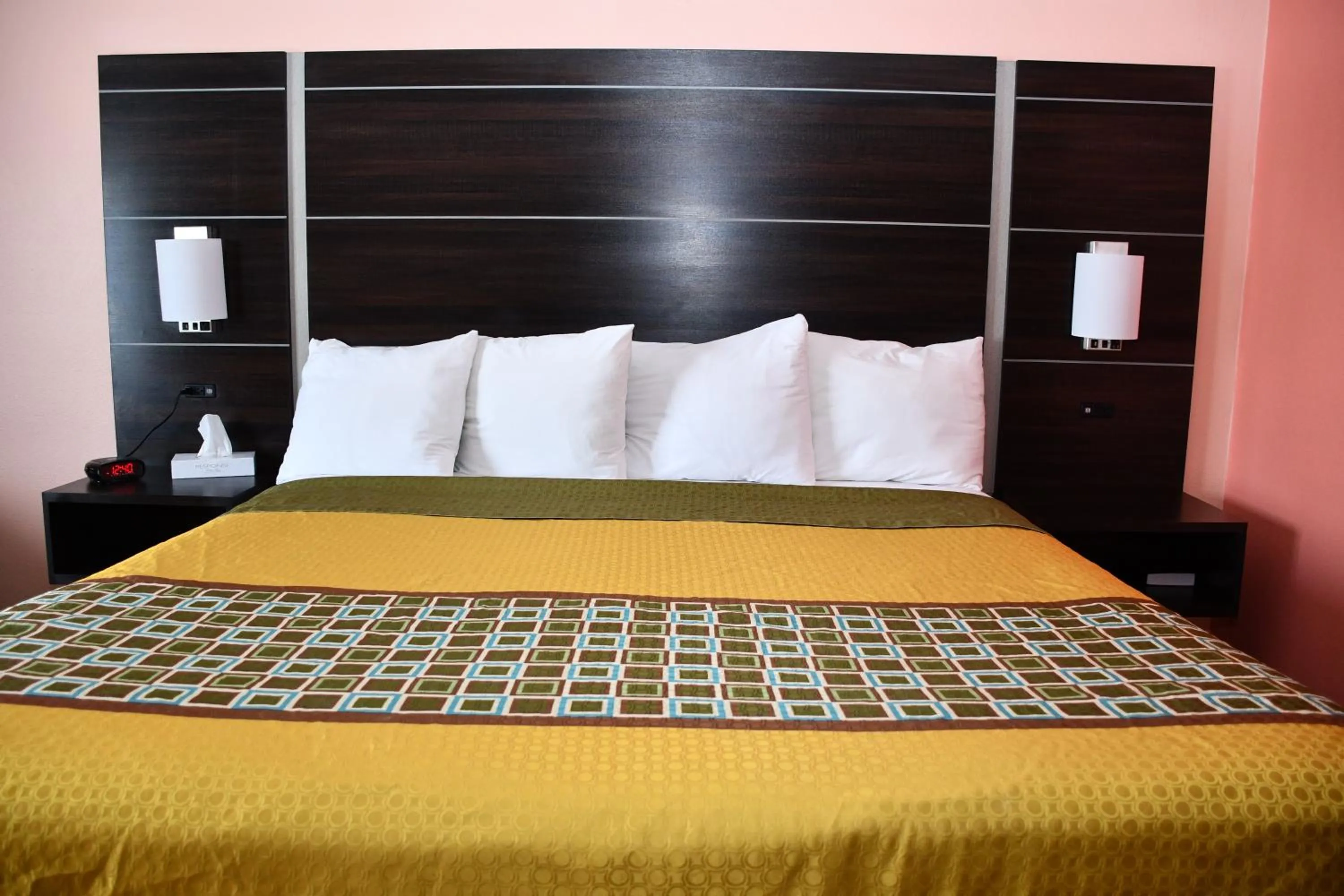 Bed in Regency Inn & Suites Faribault