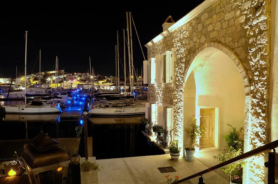 Facade/entrance in Cesme Marina Konukevi