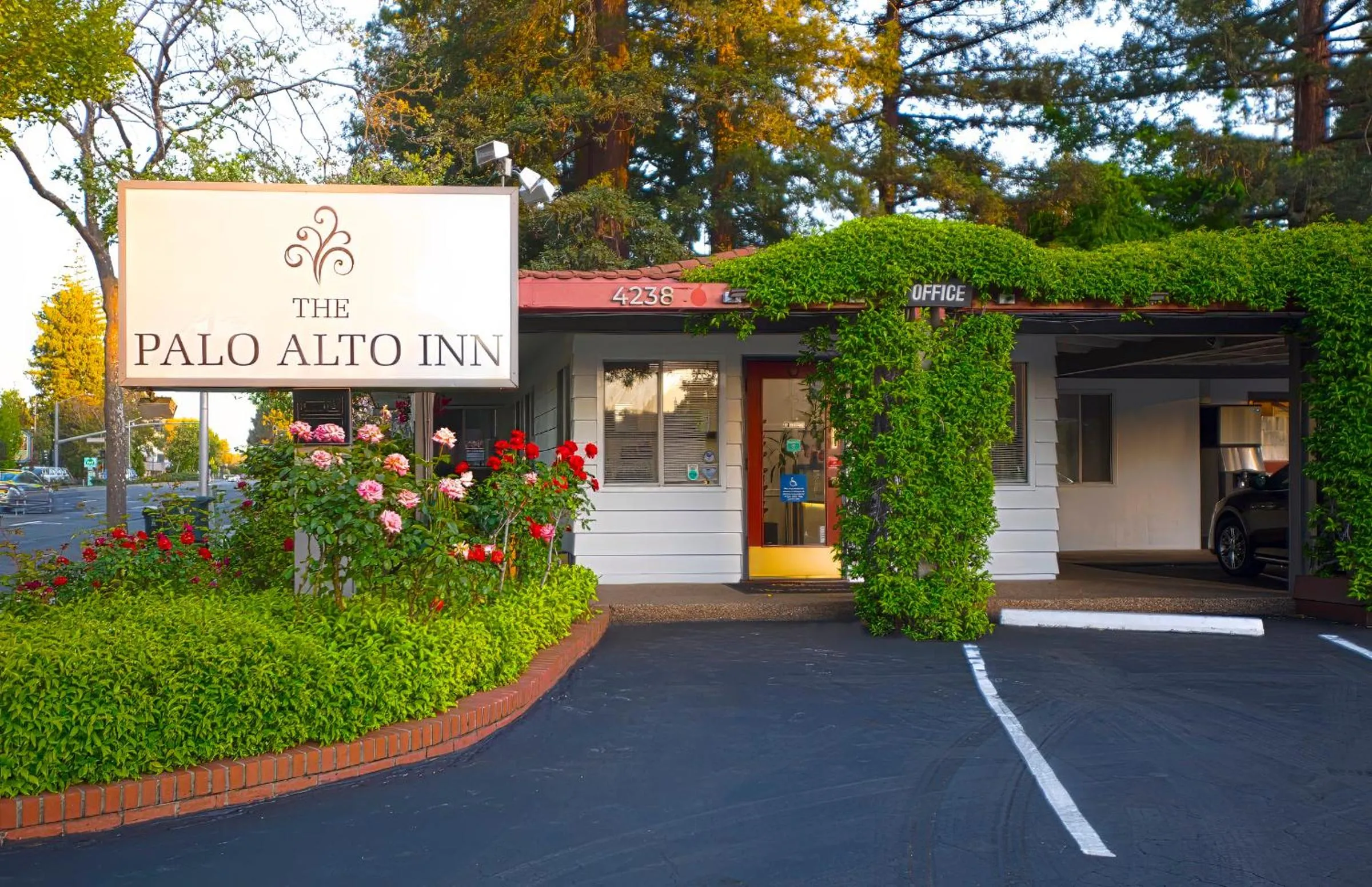 Property building in The Palo Alto Inn