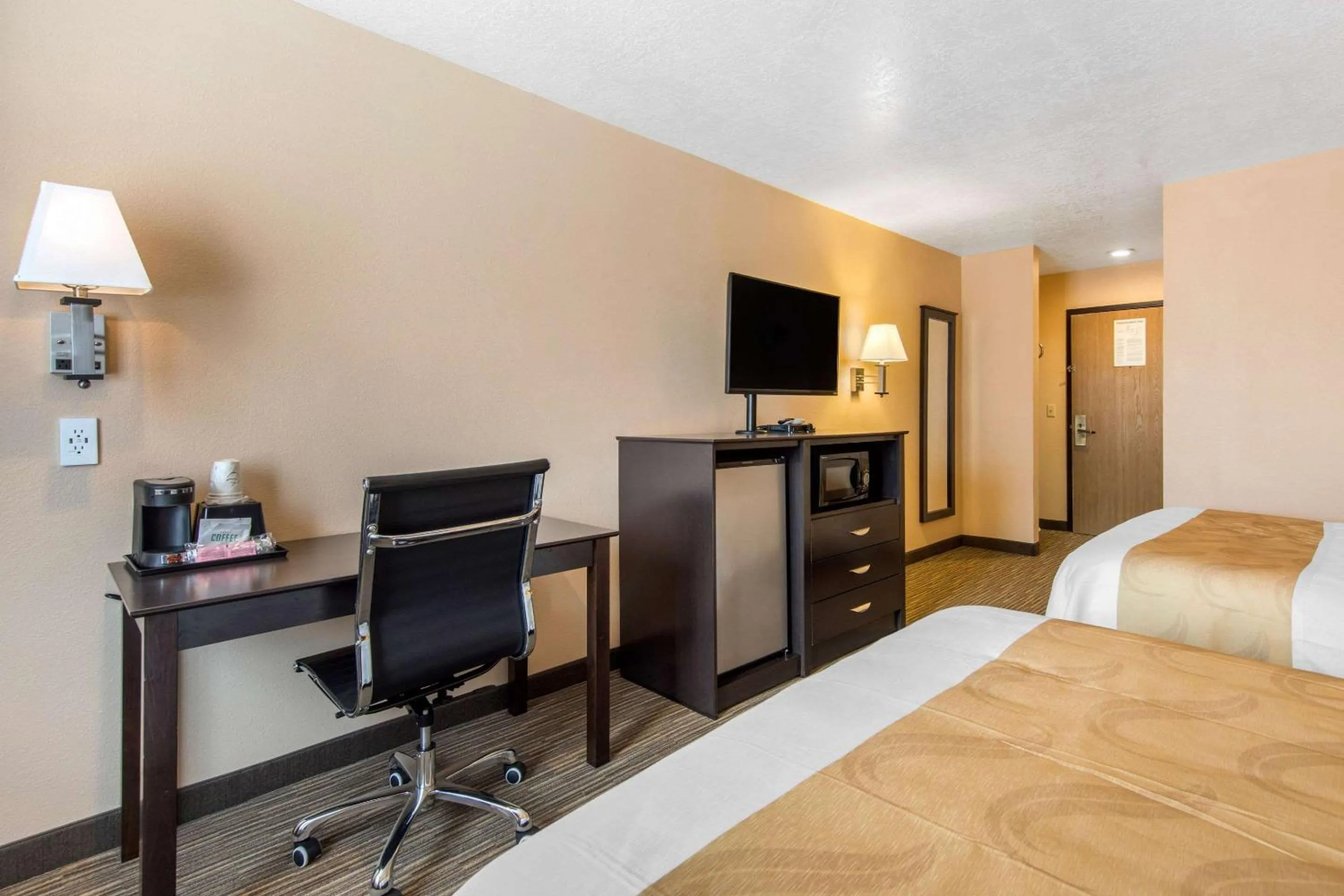 Photo of the whole room, Bed in Quality Inn & Suites Albuquerque North near Balloon Fiesta Park
