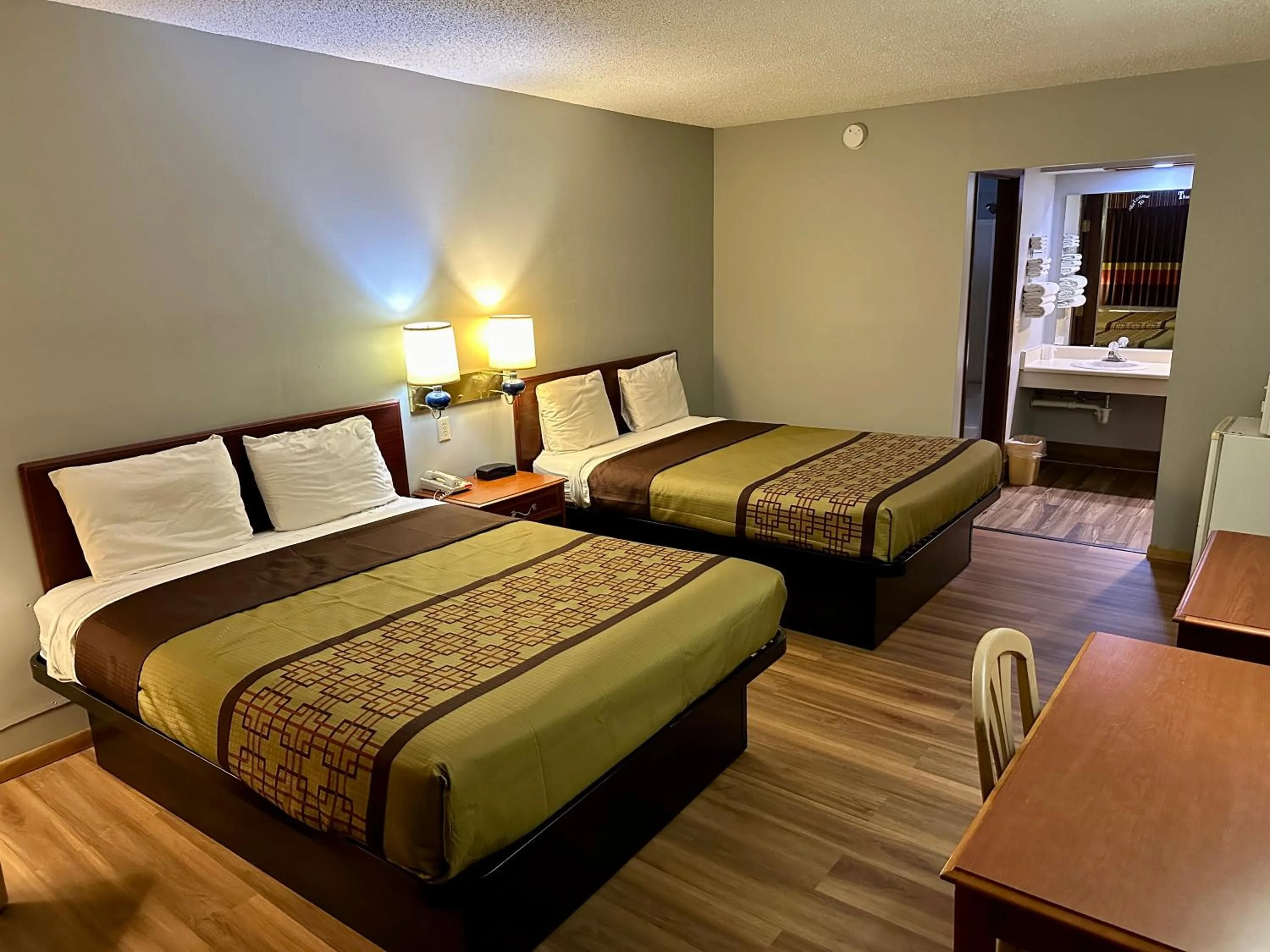 Photo of the whole room, Bed in Thunderbird Motor Inn
