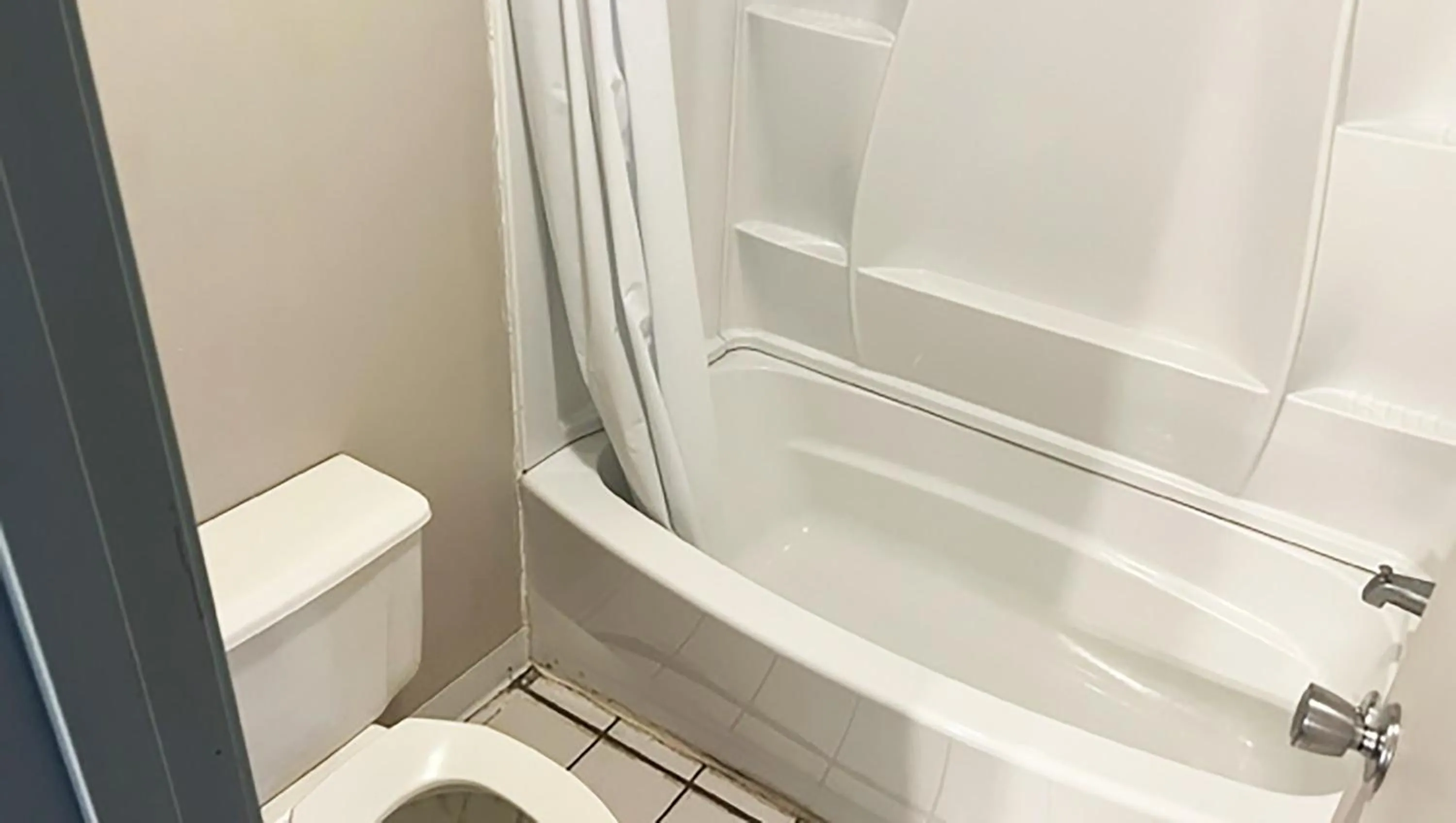 Bathroom in Countryside Inn Motel Albert Lea