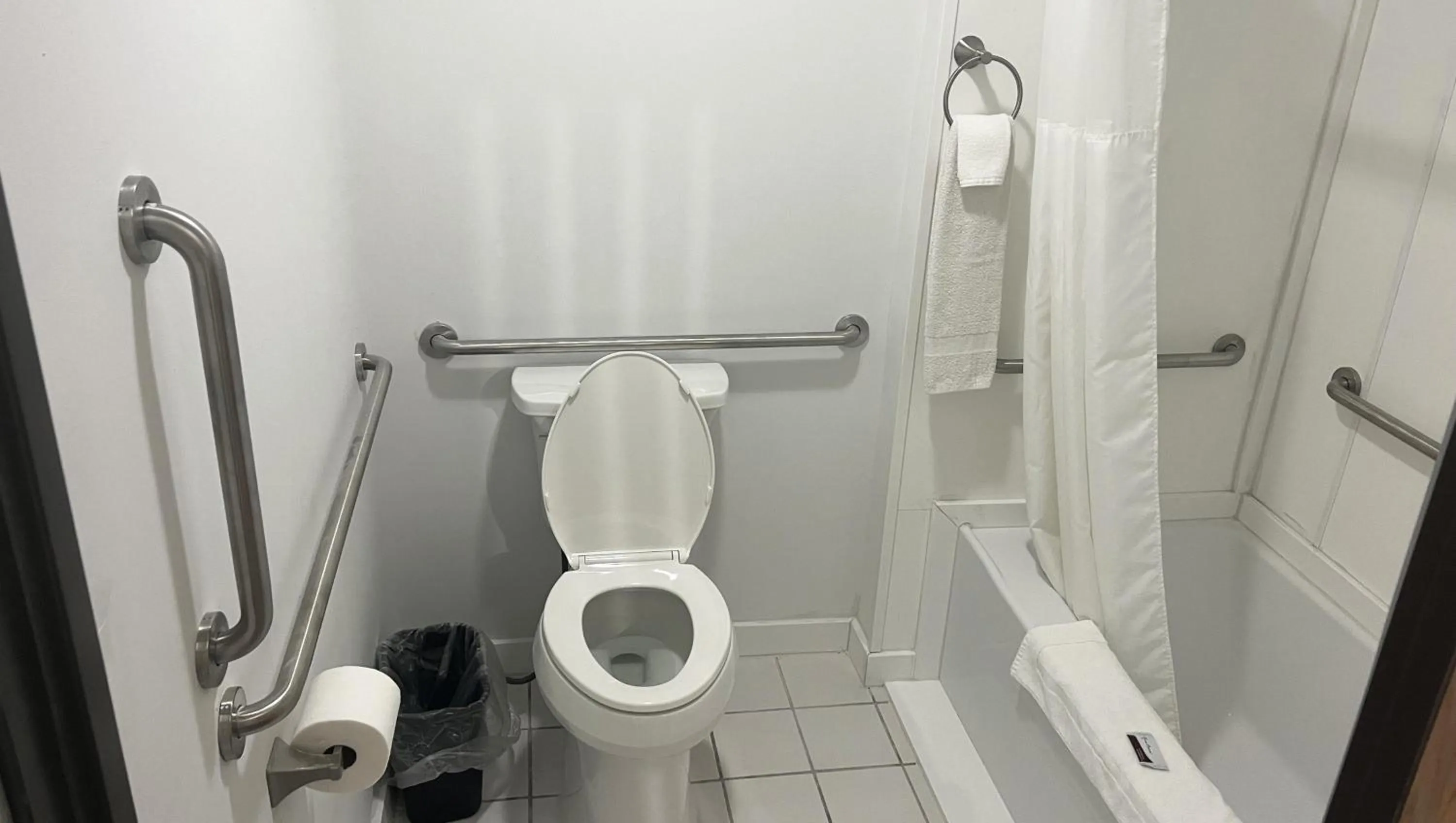 Bathroom in Countryside Inn Motel Albert Lea