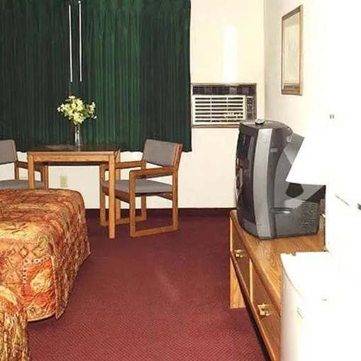 Photo of the whole room, Bed in Countryside Inn Motel Albert Lea