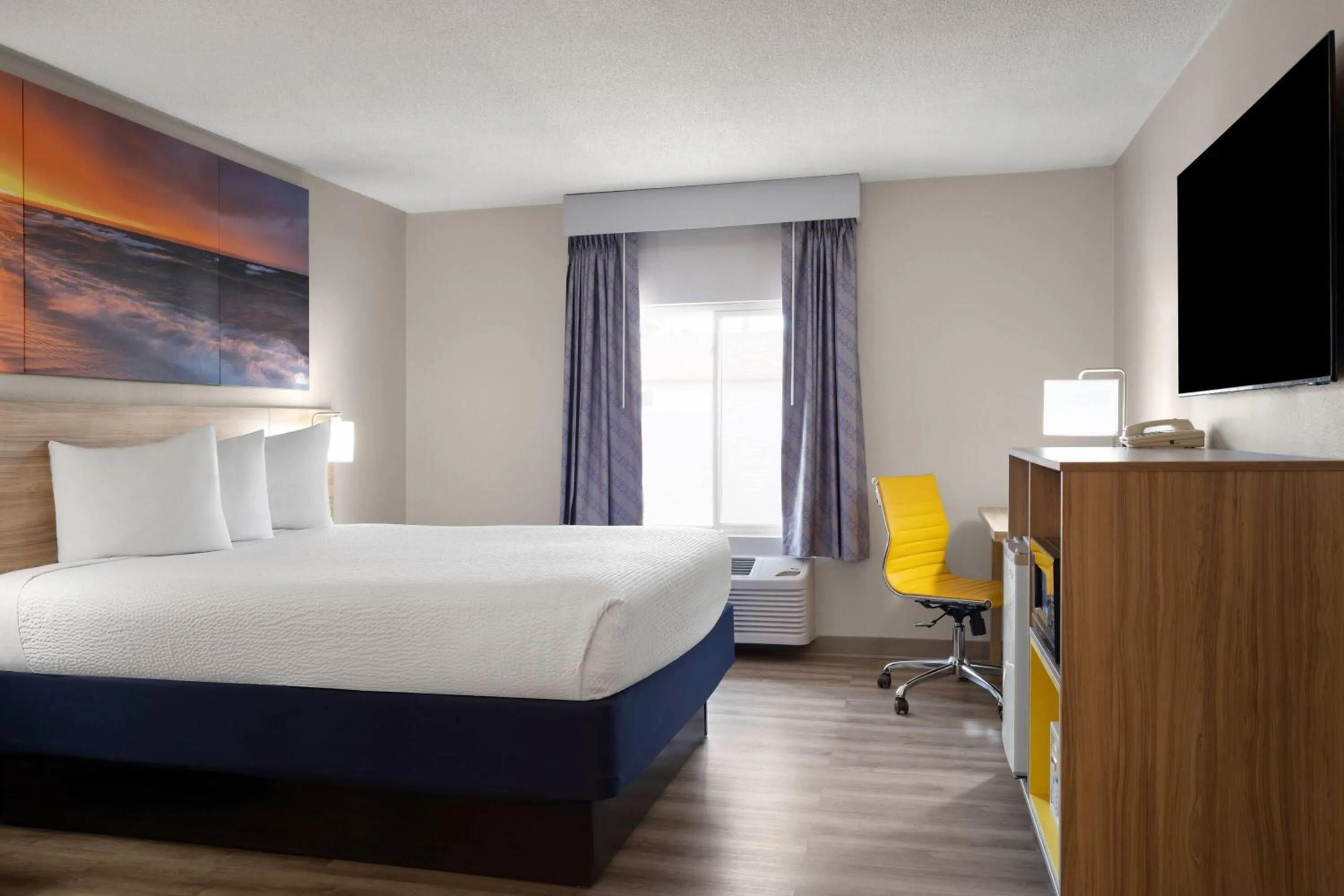 Photo of the whole room, Bed in Days Inn by Wyndham Jamestown