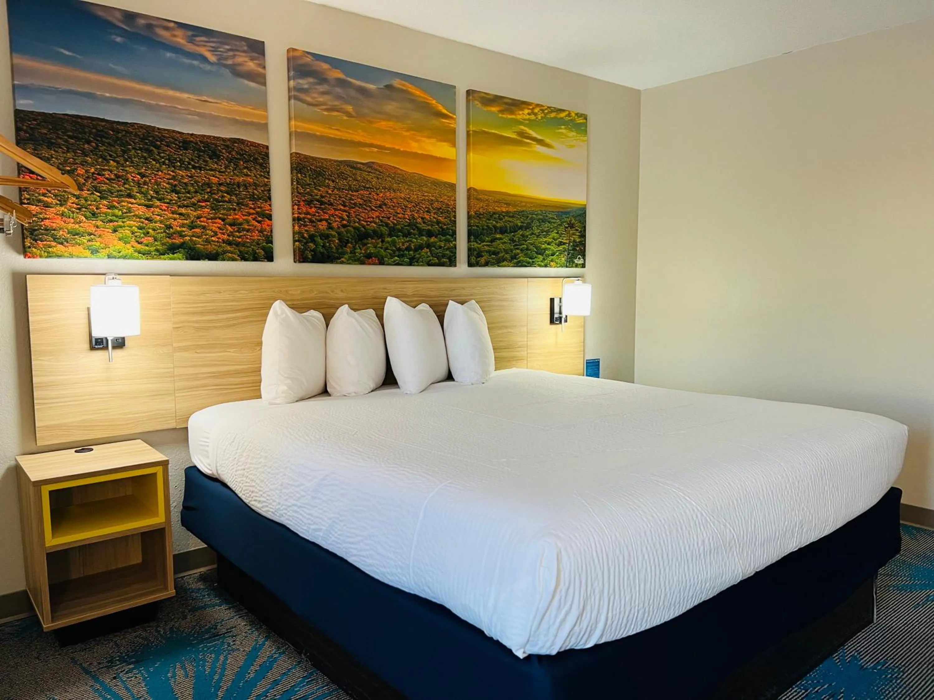 Bedroom, Bed in Days Inn by Wyndham Jamestown