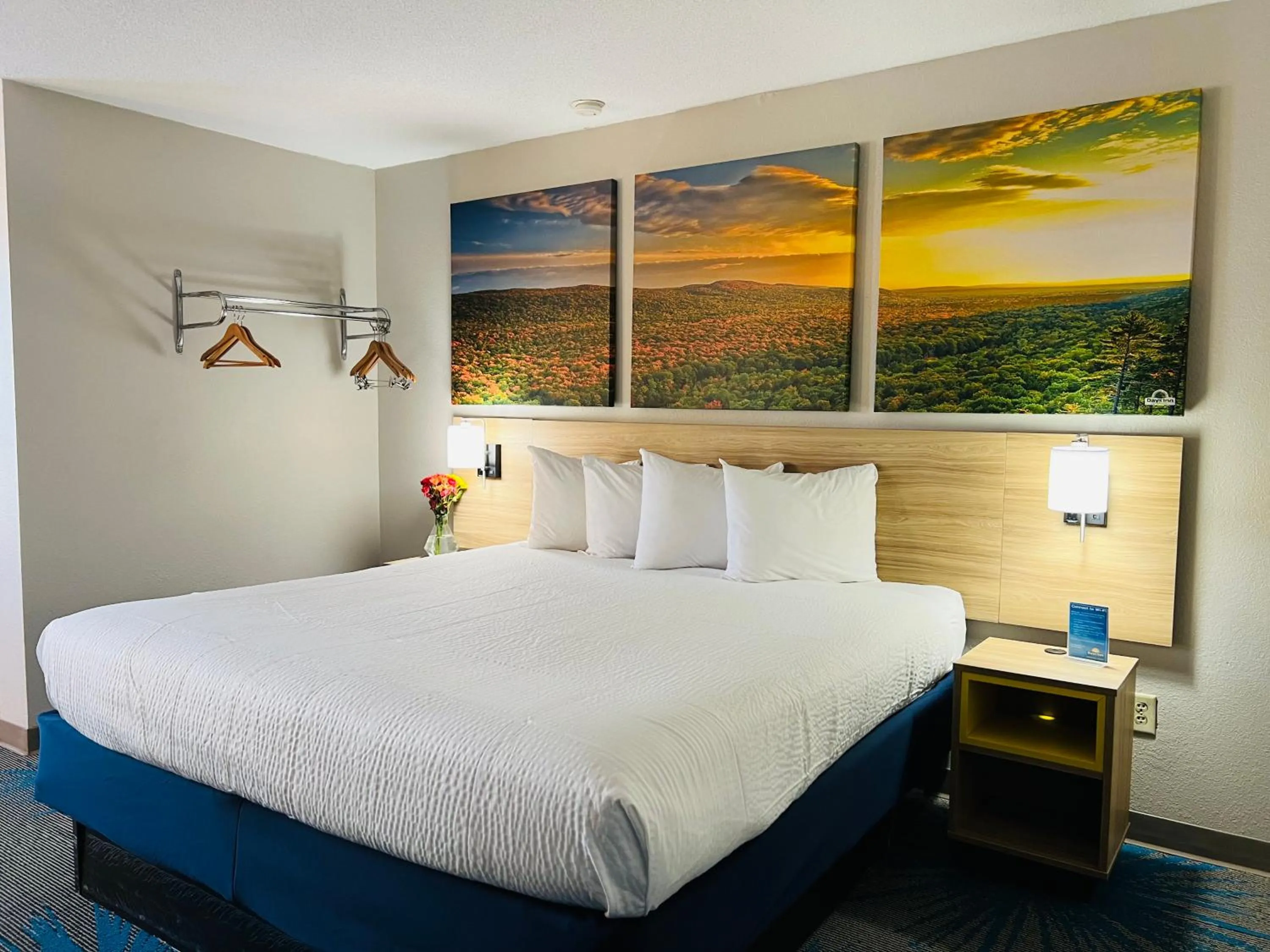 Bedroom, Bed in Days Inn by Wyndham Jamestown