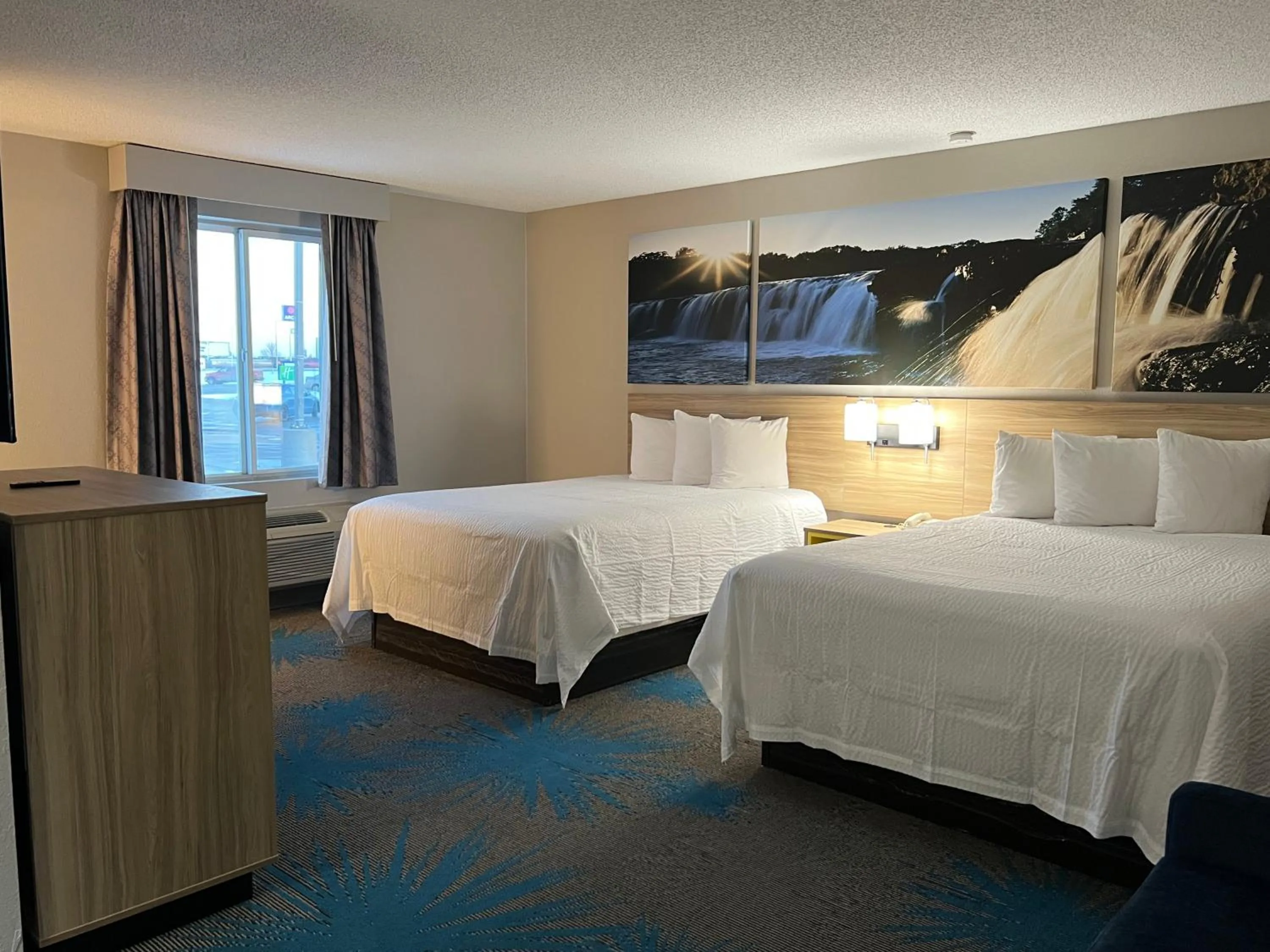 Bedroom, Bed in Days Inn by Wyndham Jamestown