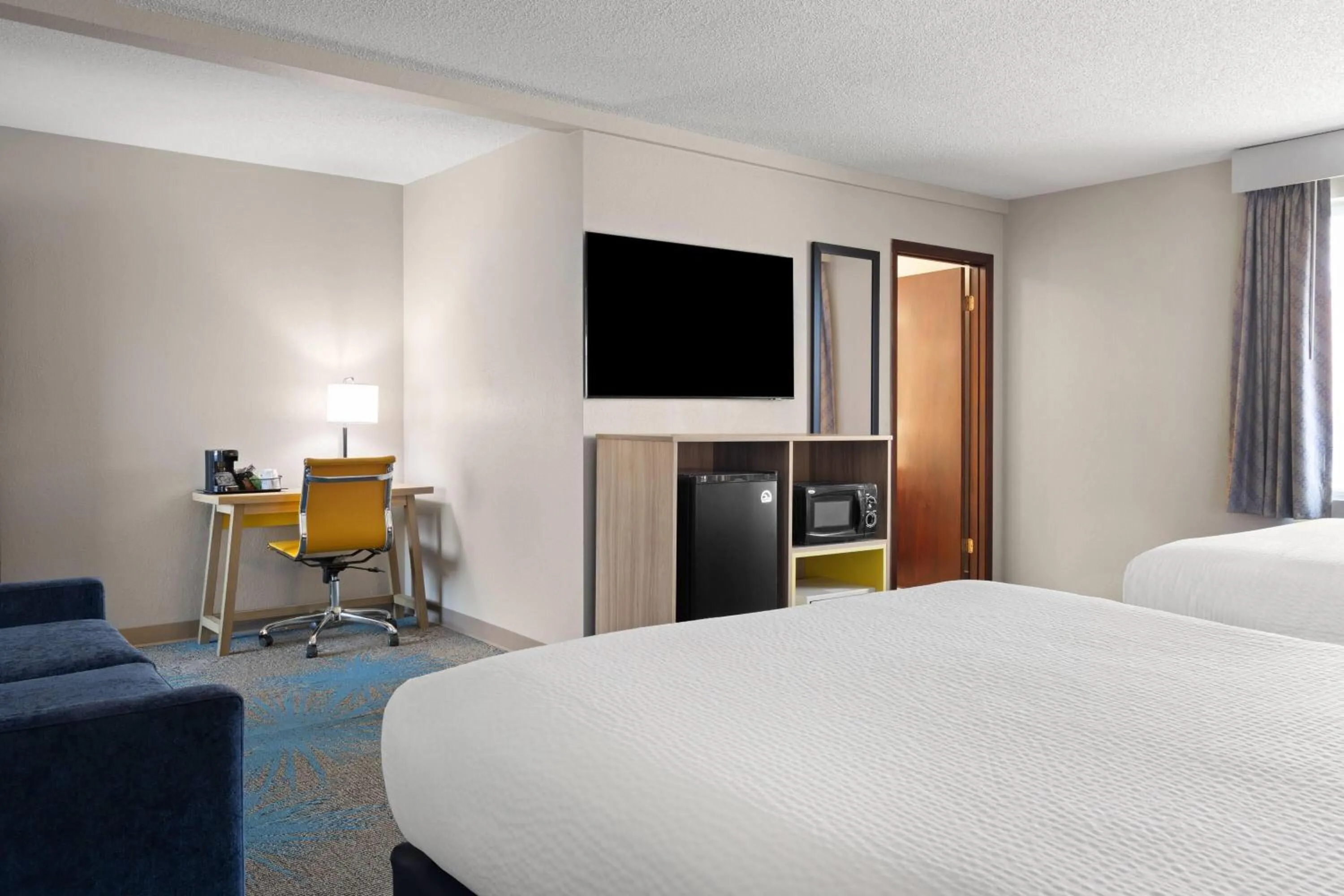 Photo of the whole room, Bed in Days Inn by Wyndham Jamestown