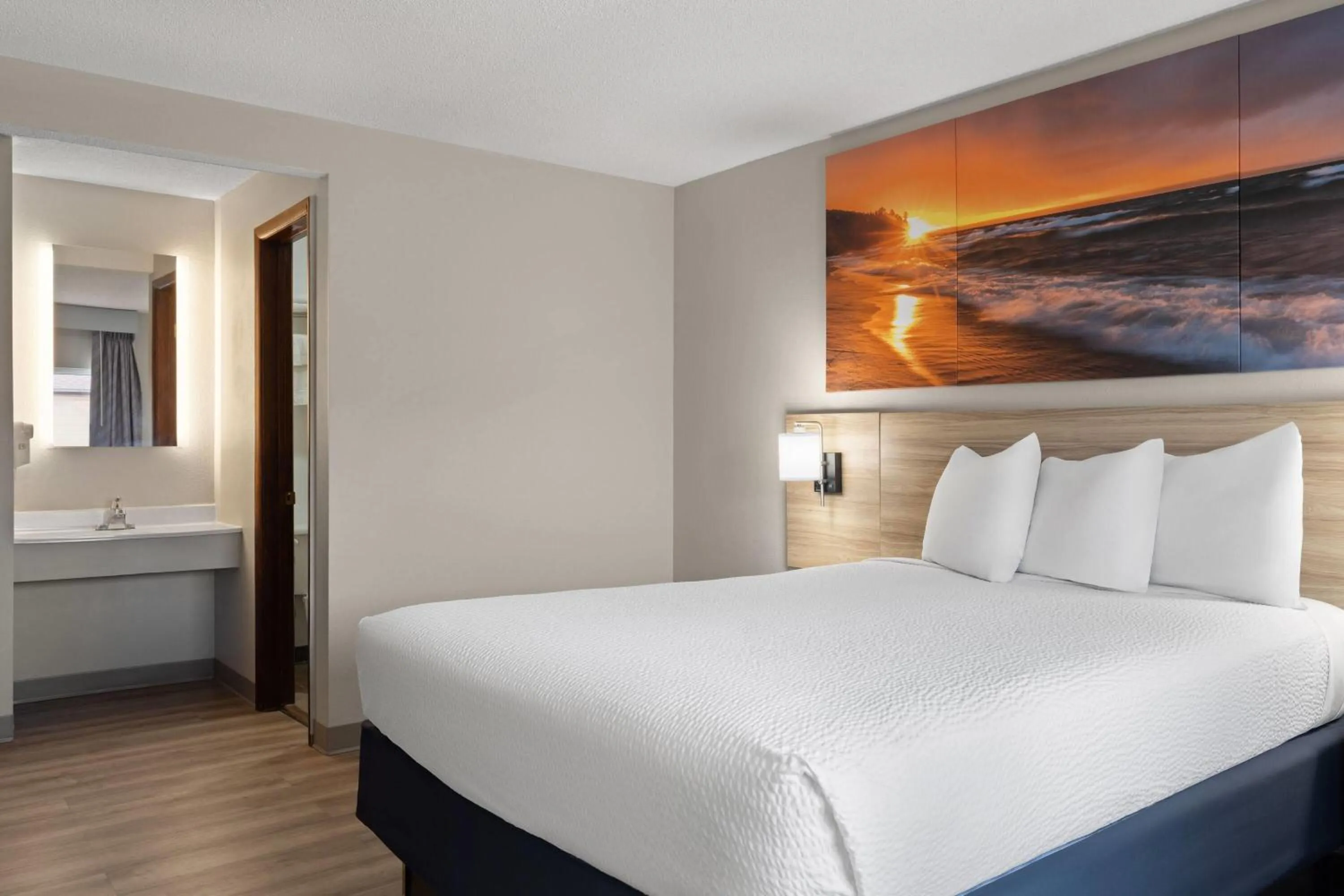 Photo of the whole room, Bed in Days Inn by Wyndham Jamestown