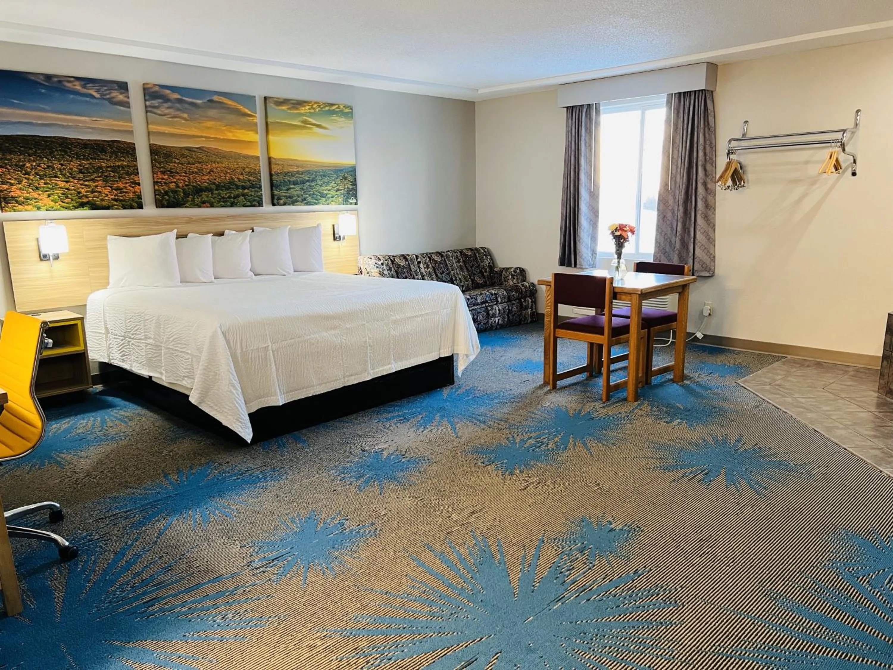 Bedroom, Bed in Days Inn by Wyndham Jamestown