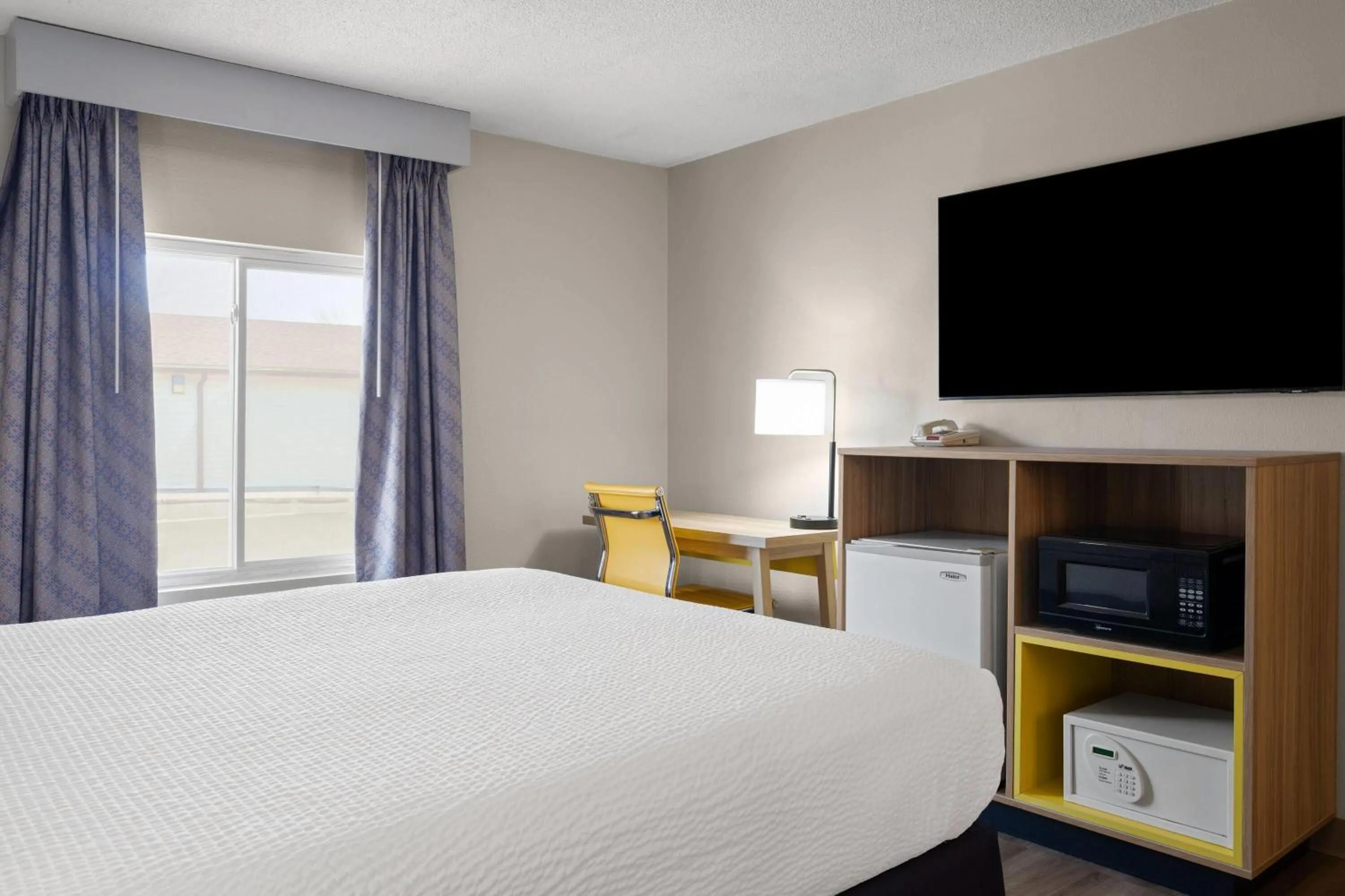 Photo of the whole room, Bed in Days Inn by Wyndham Jamestown