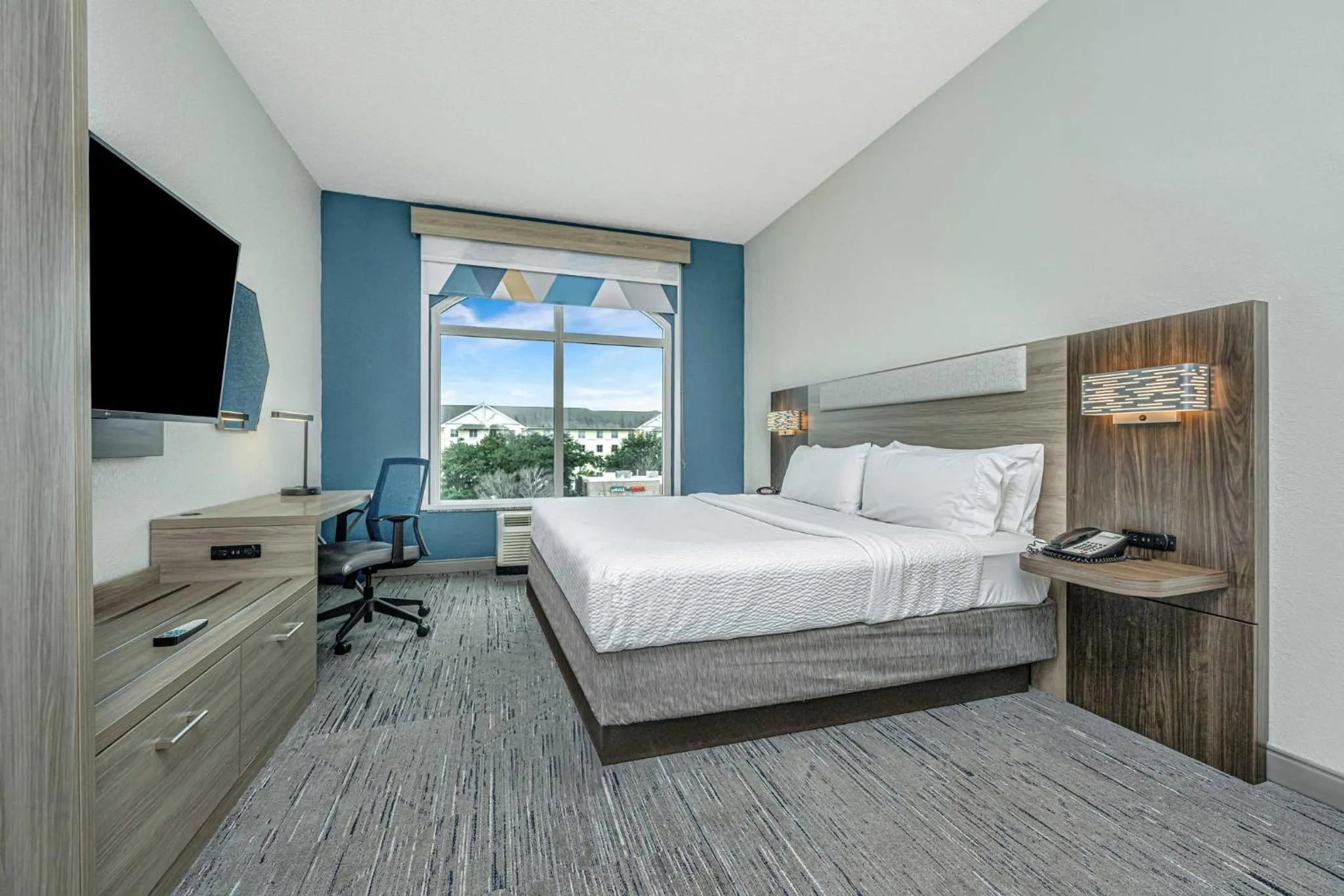 Photo of the whole room, Bed in Holiday Inn Express & Suites Charleston Arpt-Conv Ctr Area by IHG