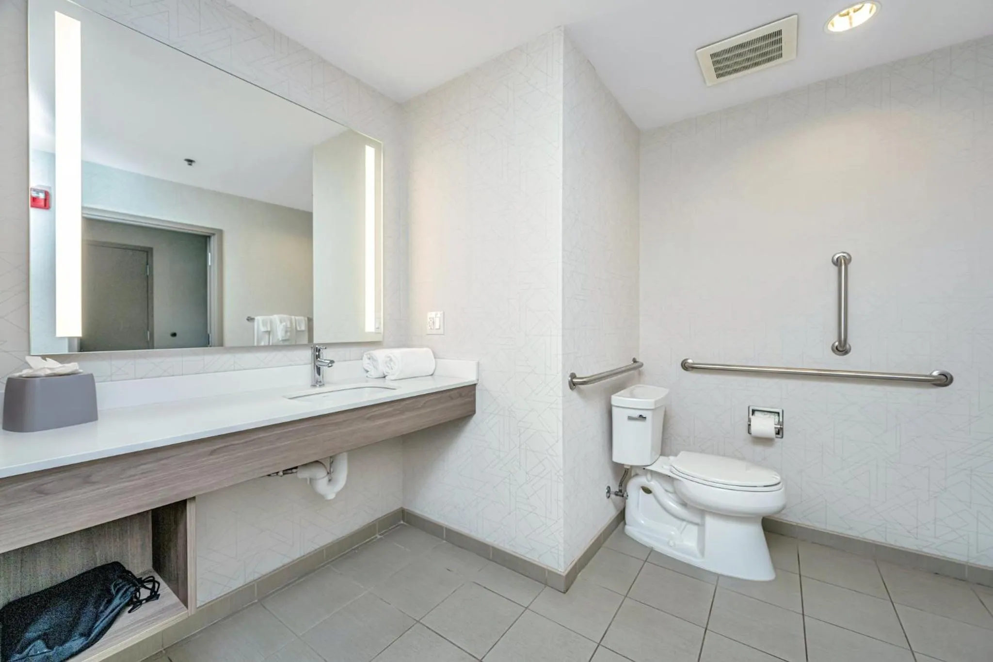 Bathroom in Holiday Inn Express & Suites Charleston Arpt-Conv Ctr Area by IHG