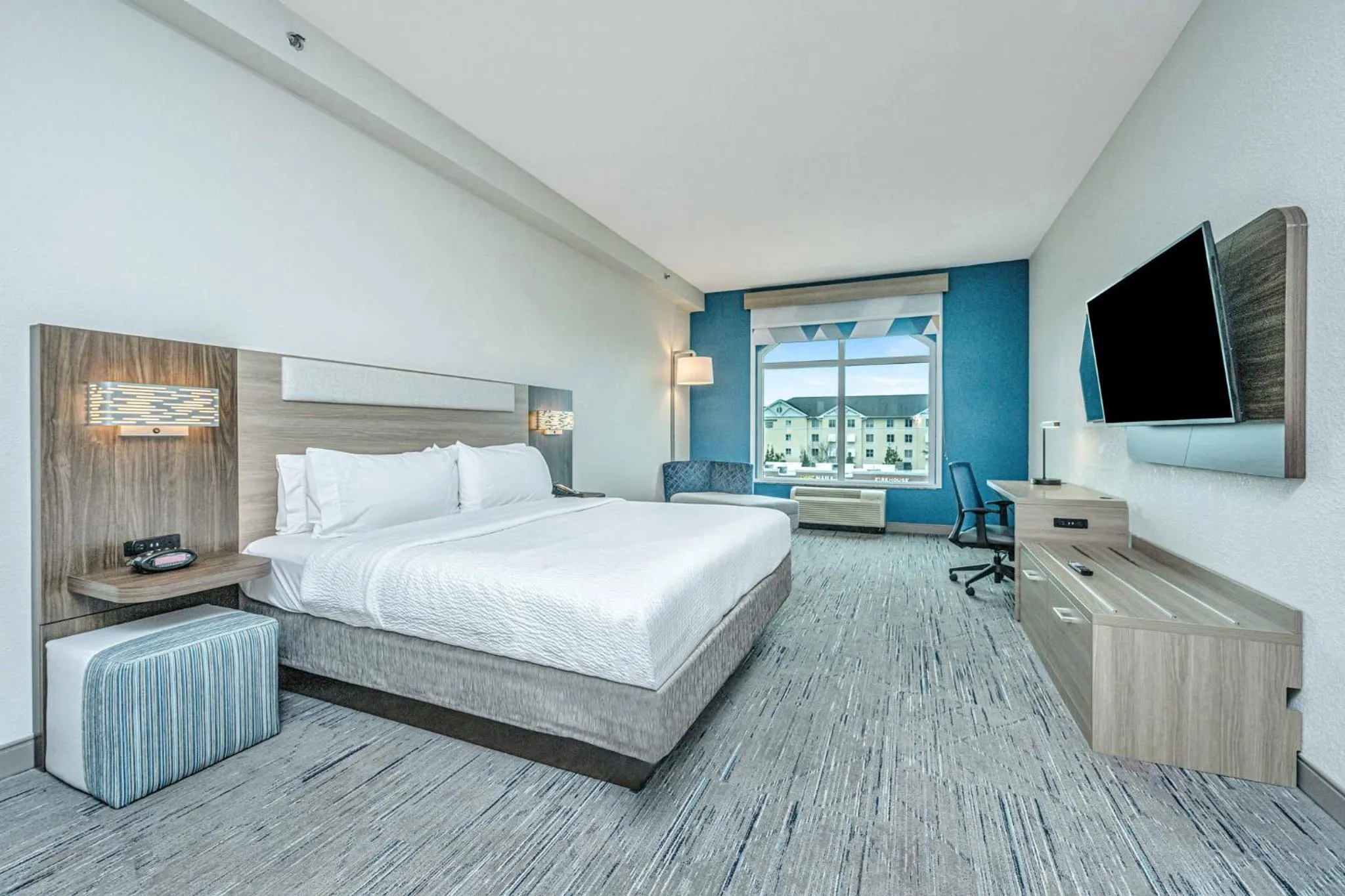 Photo of the whole room, Bed in Holiday Inn Express & Suites Charleston Arpt-Conv Ctr Area by IHG