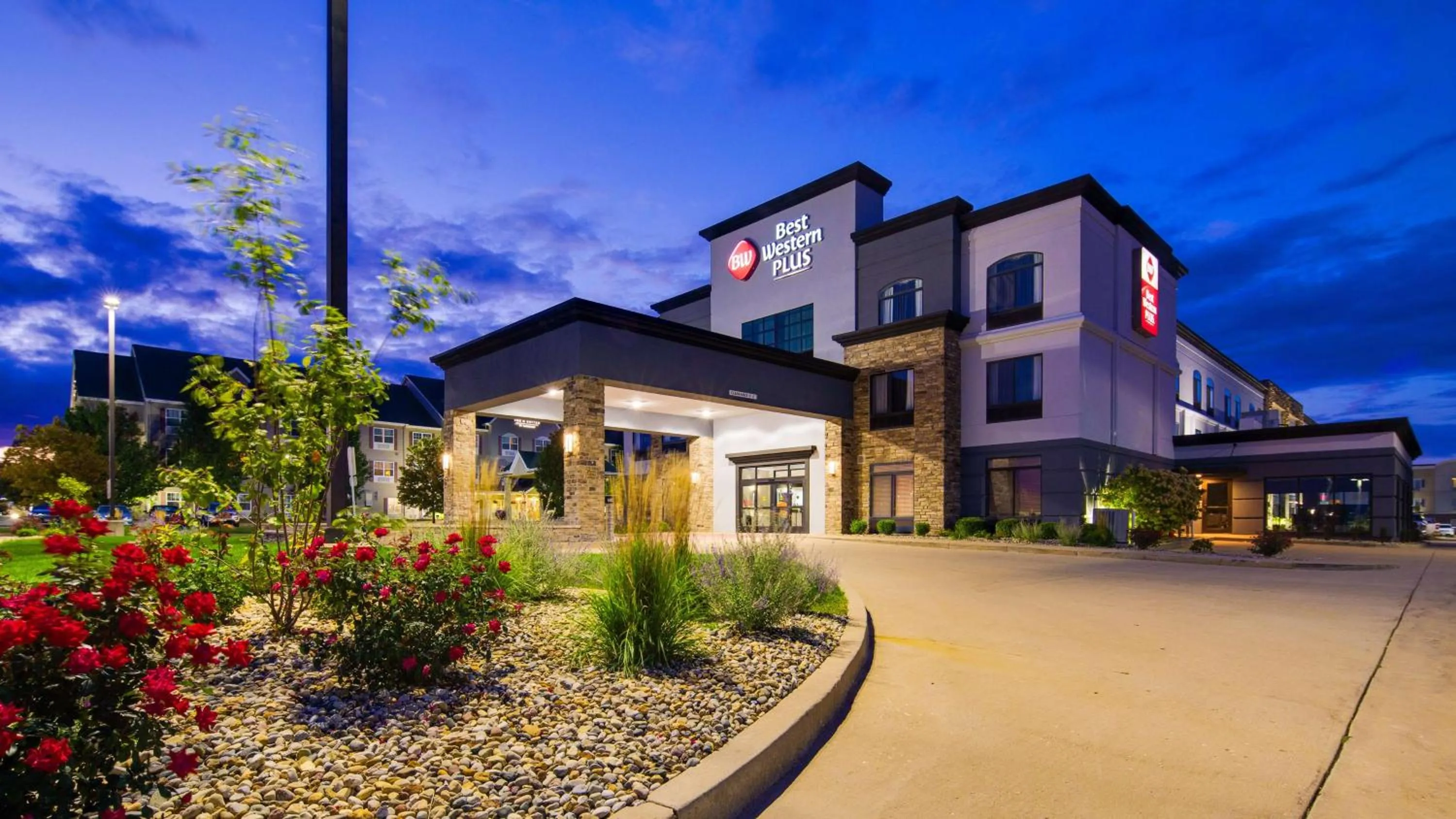 Property building in Best Western Plus Champaign/Urbana Inn