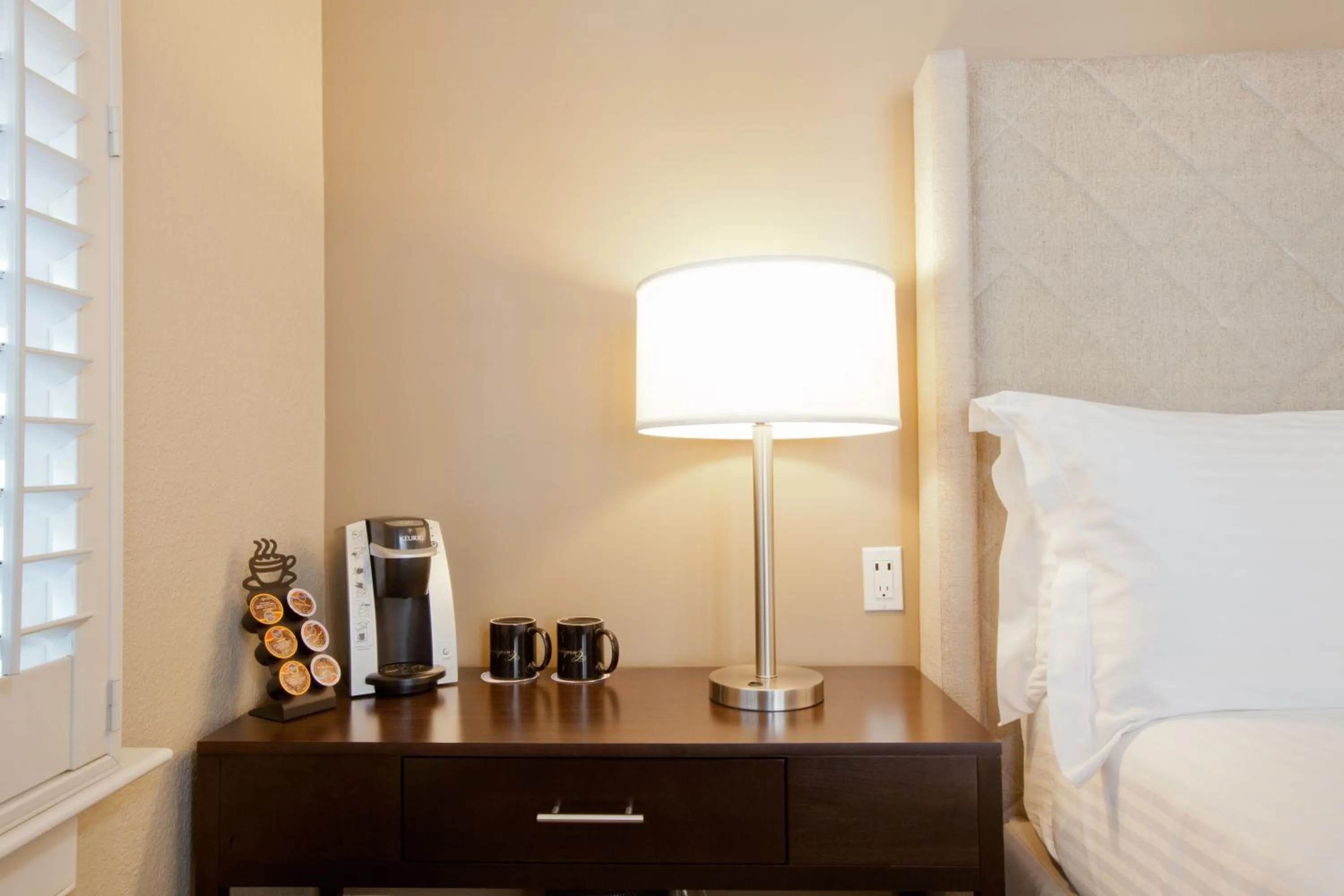 Coffee/tea facilities, Bed in Cardinal Hotel