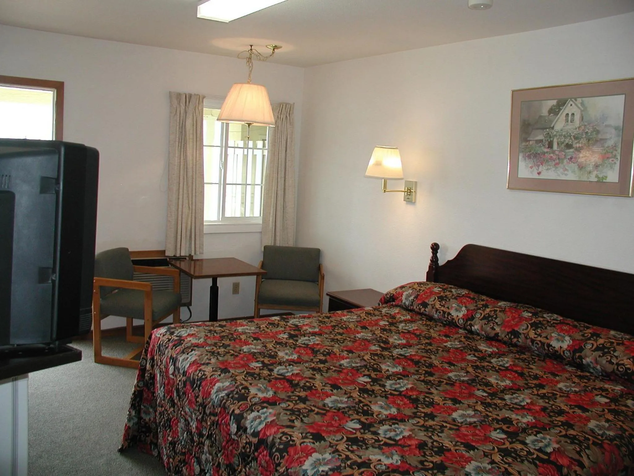 Bed in Valley Inn - Lebanon Oregon