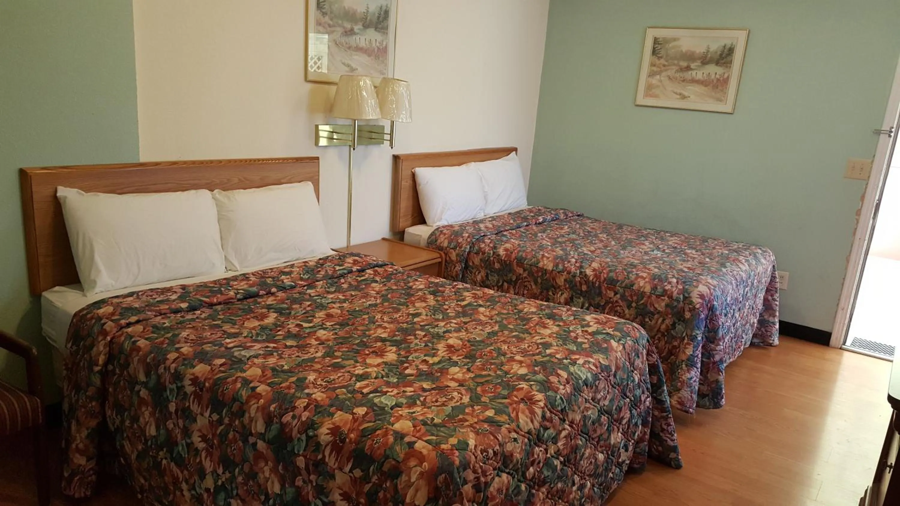 Bed in Valley Inn - Lebanon Oregon