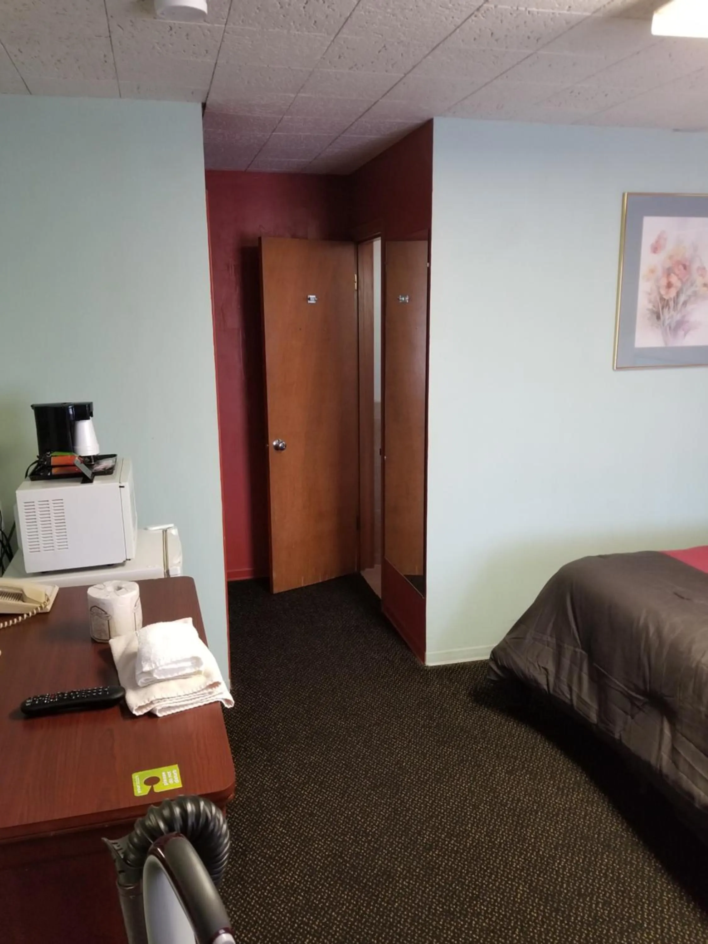 Bed in Valley Inn - Lebanon Oregon