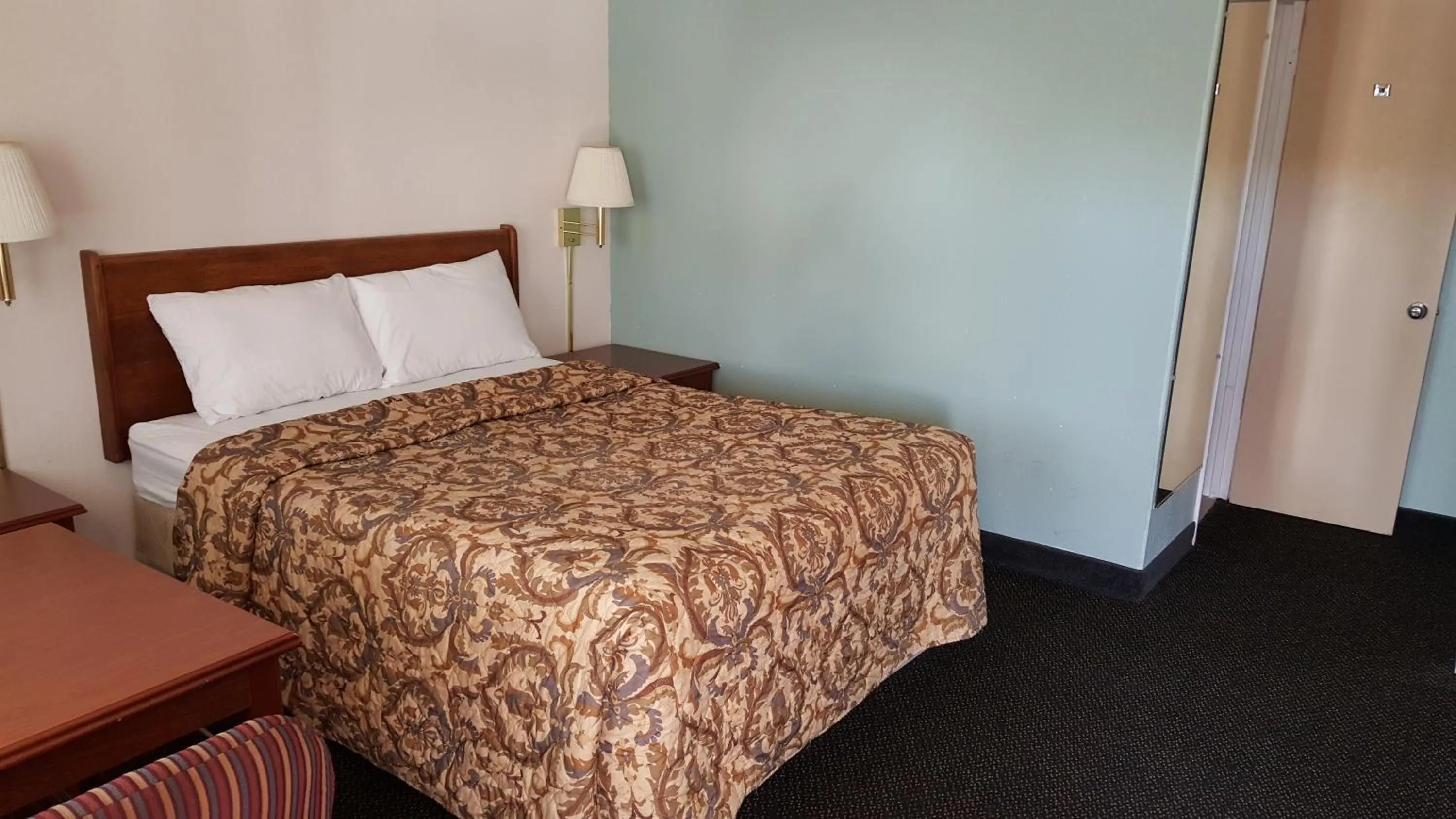 Bed in Valley Inn - Lebanon Oregon