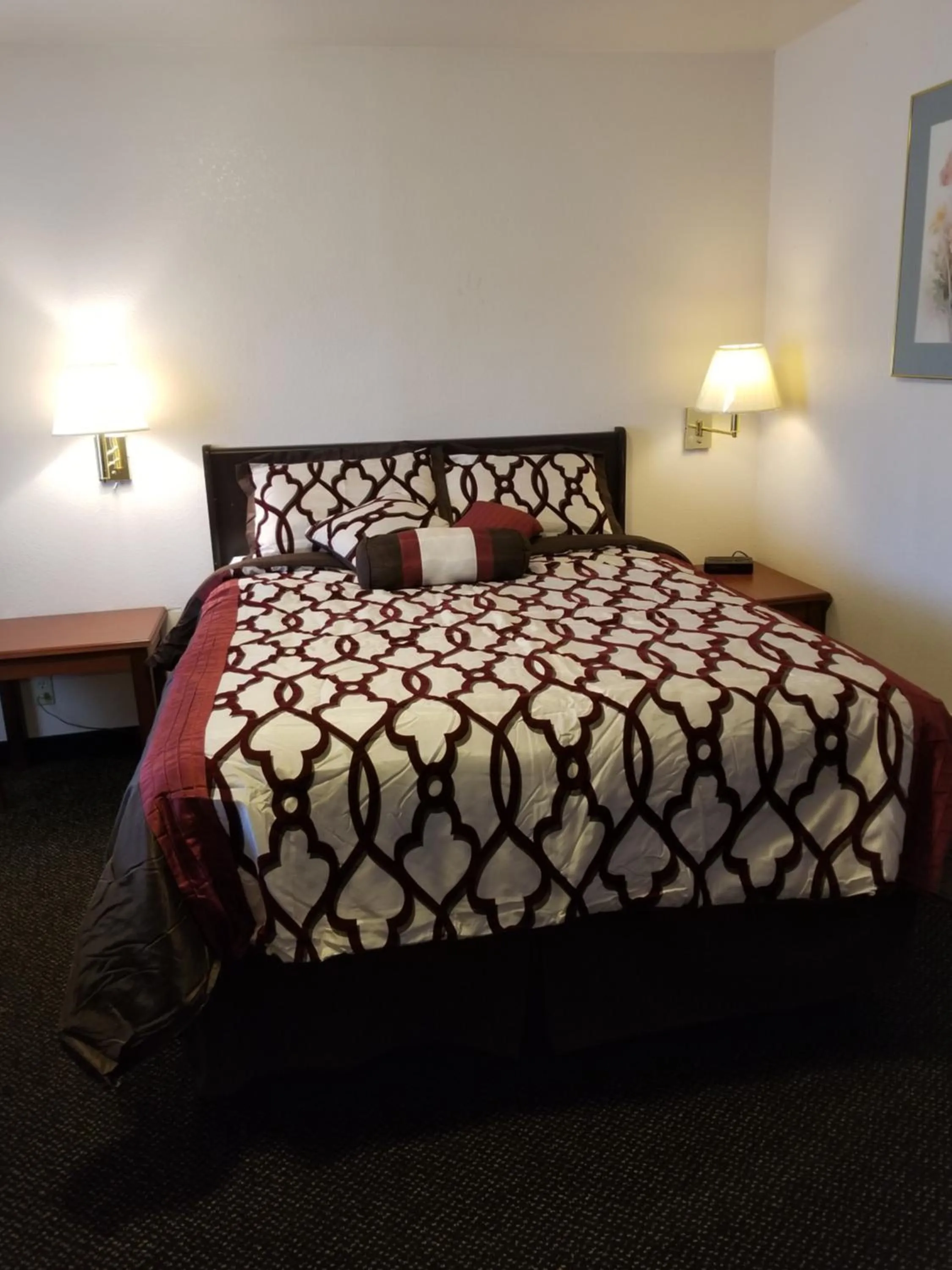 Bed in Valley Inn - Lebanon Oregon