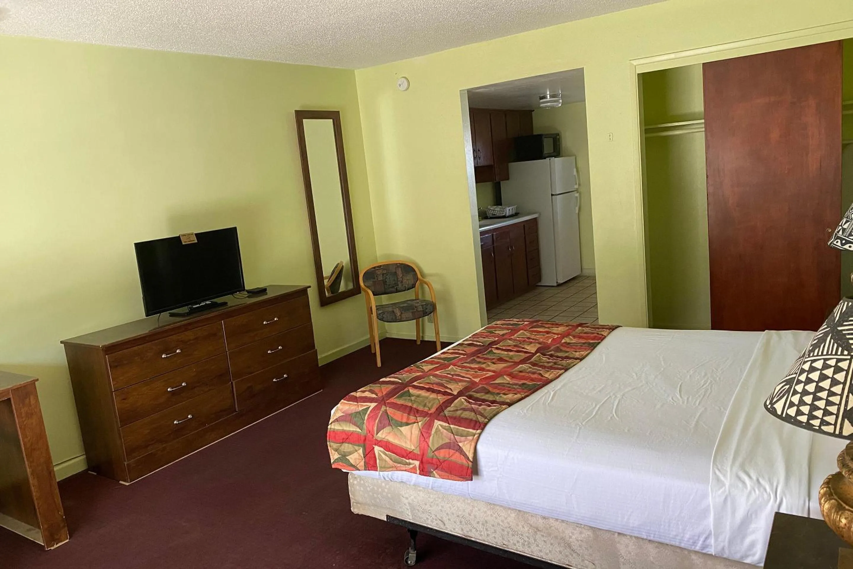 Bedroom in OYO Hotel Yuma AZ Desert Grove