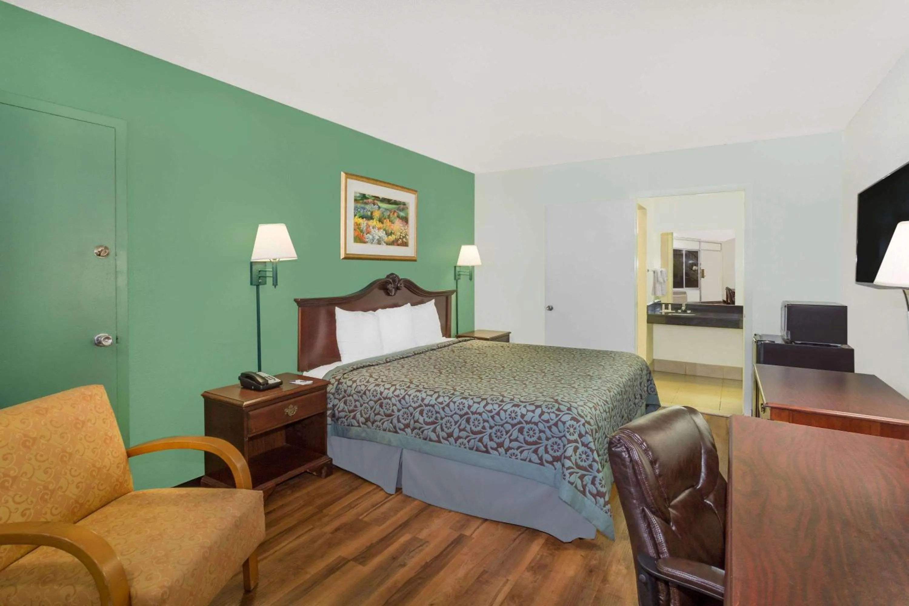 Photo of the whole room, Bed in Travelodge by Wyndham Fort Myers North