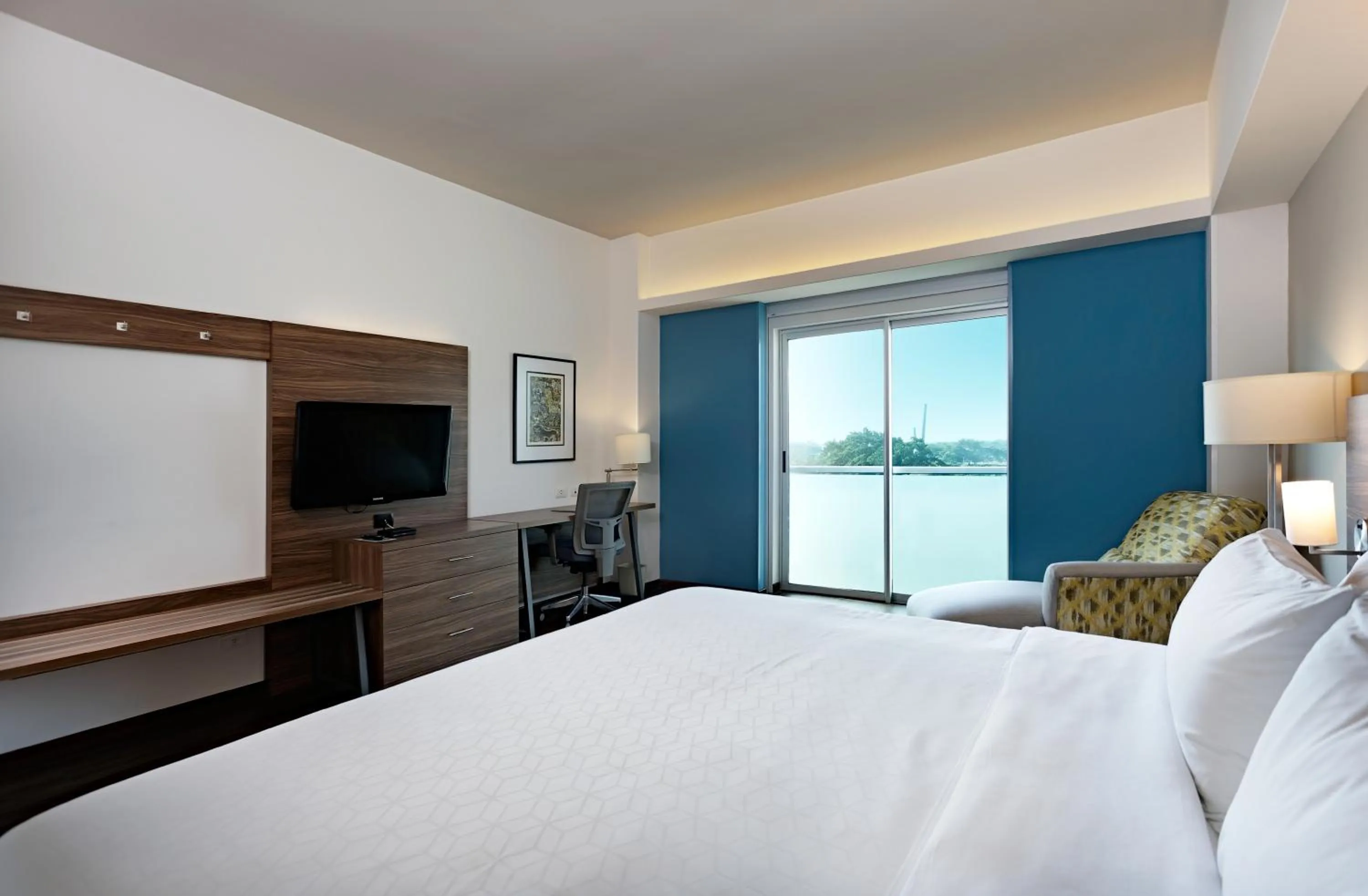 Photo of the whole room, Bed in Holiday Inn Express Villahermosa by IHG