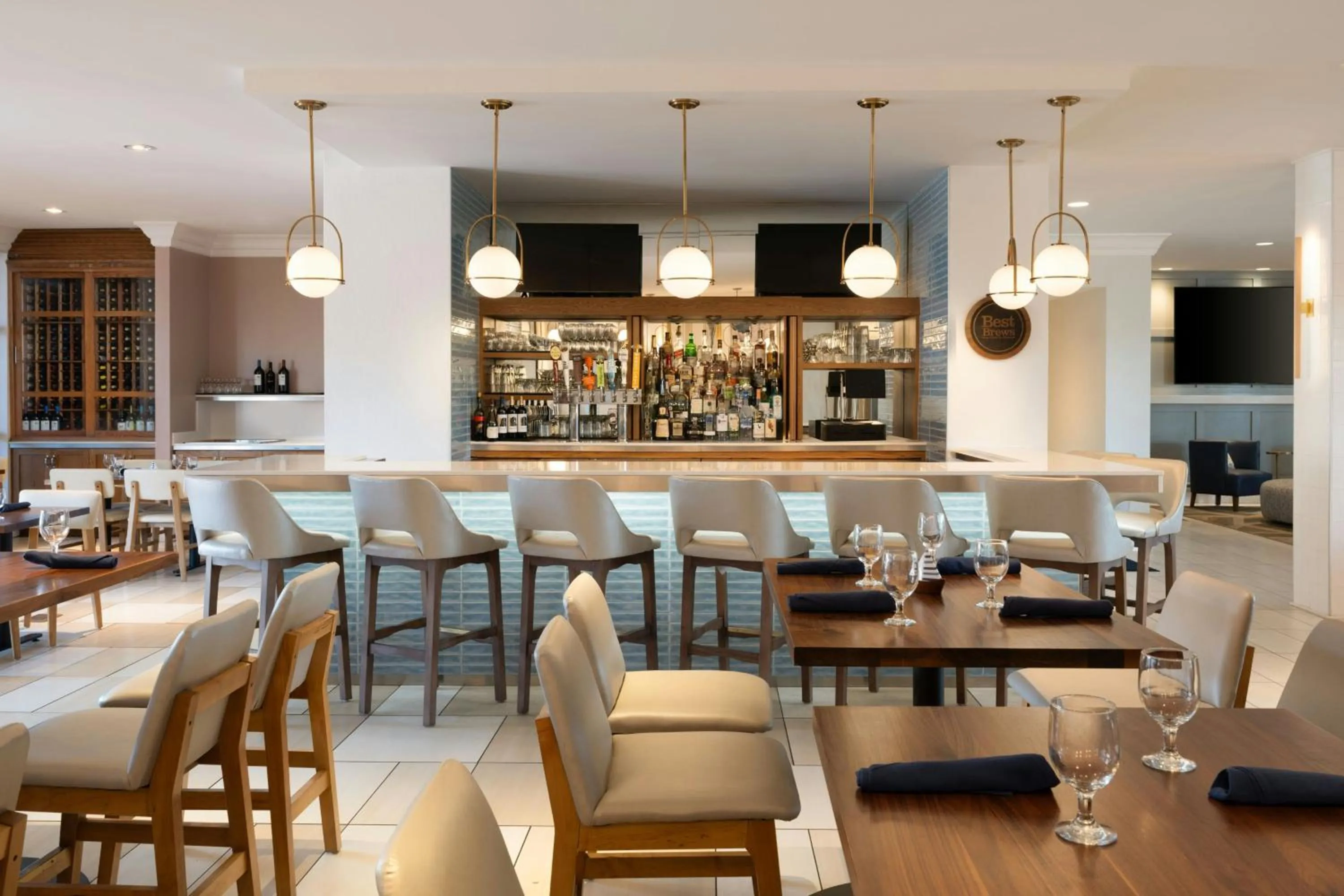 Lounge or bar in Four Points by Sheraton Punta Gorda Harborside